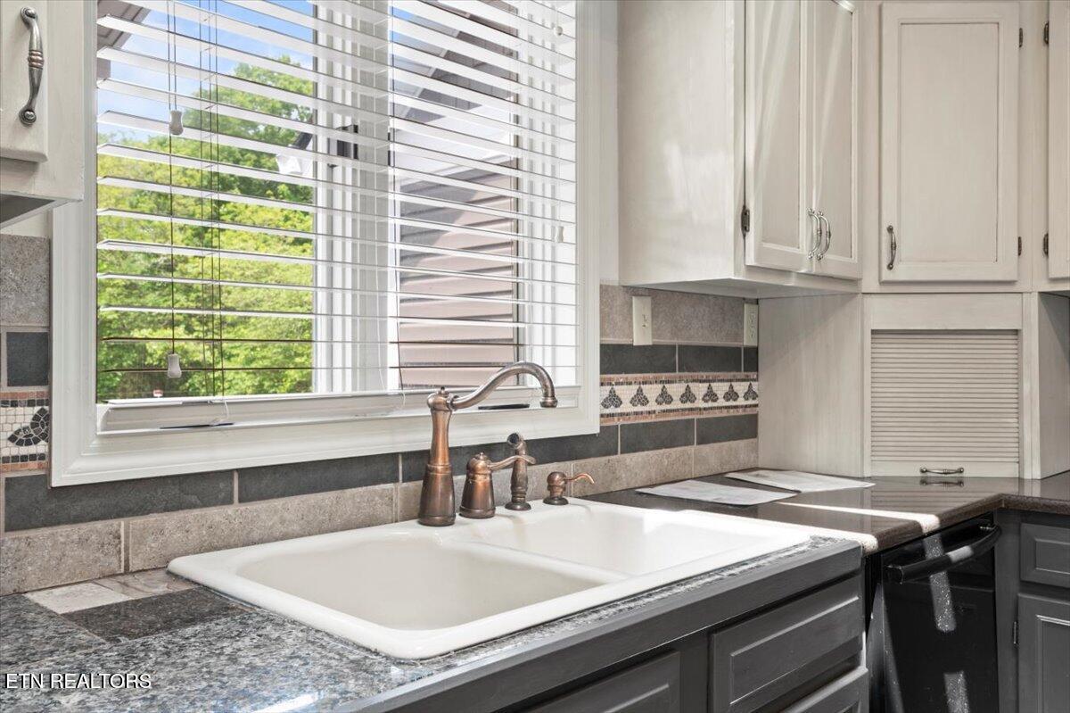 700 Shanghai Landing Lane, LaFollette