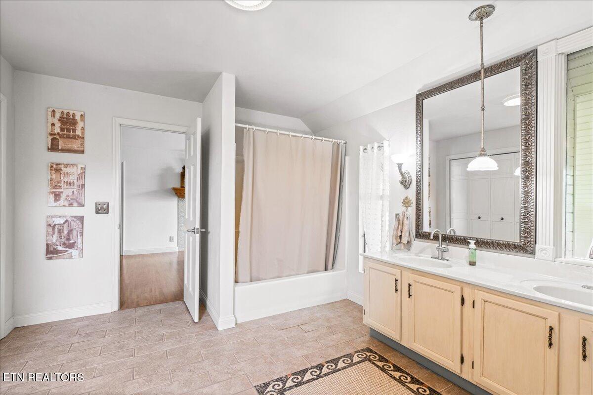 700 Shanghai Landing Lane, LaFollette