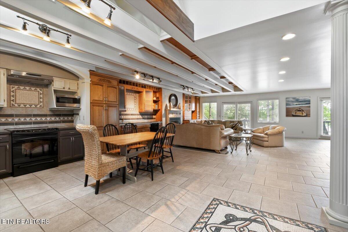 700 Shanghai Landing Lane, LaFollette