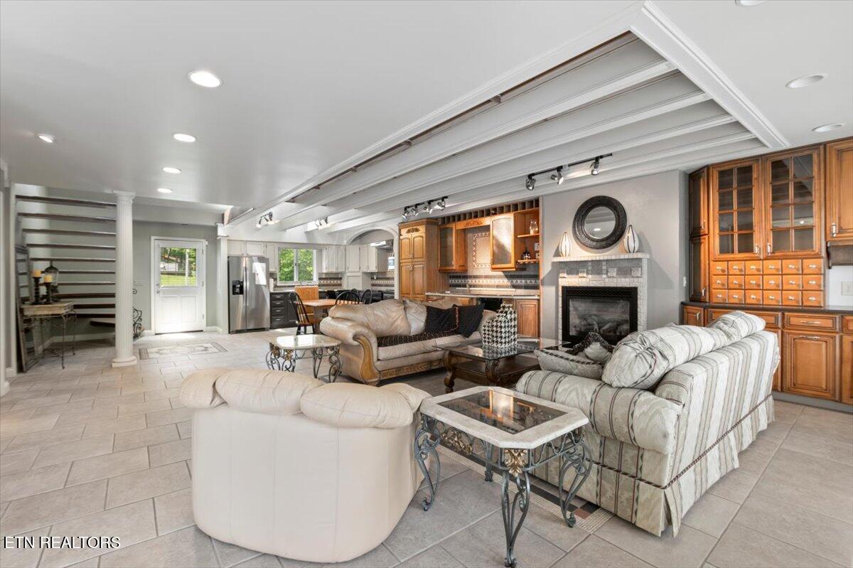 700 Shanghai Landing Lane, LaFollette