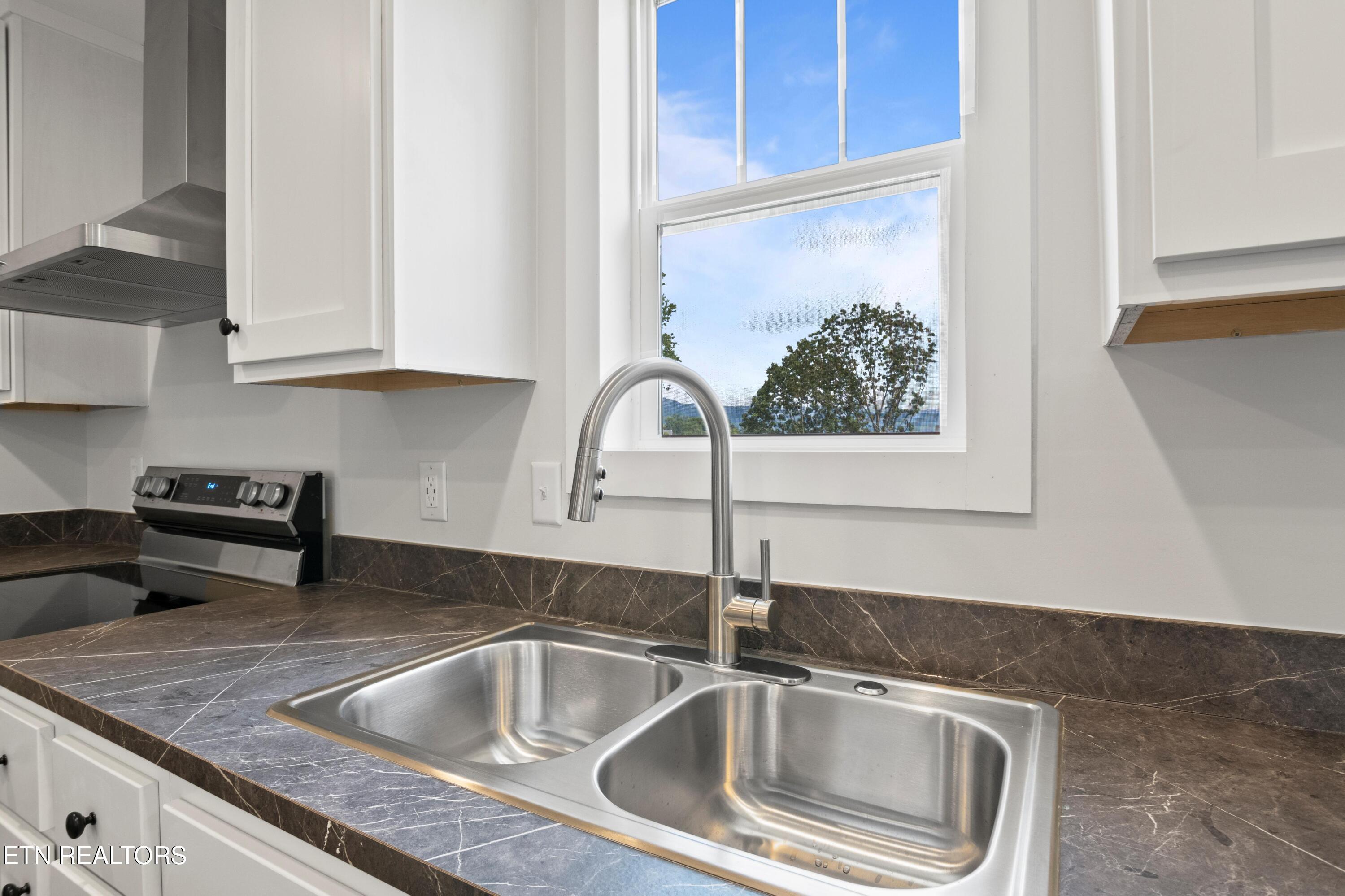 721 Davis Chapel Rd, LaFollette