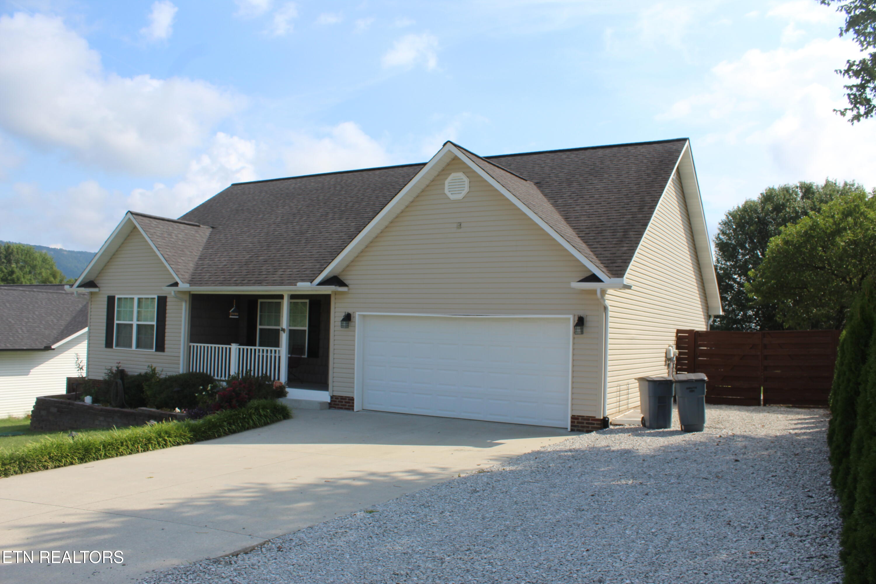 125 WEST Drive, LaFollette