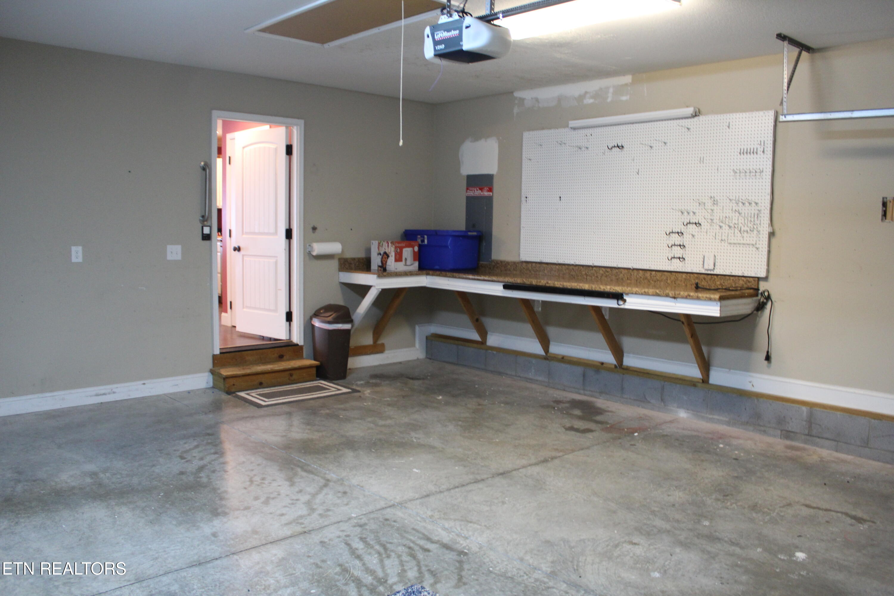 125 WEST Drive, LaFollette