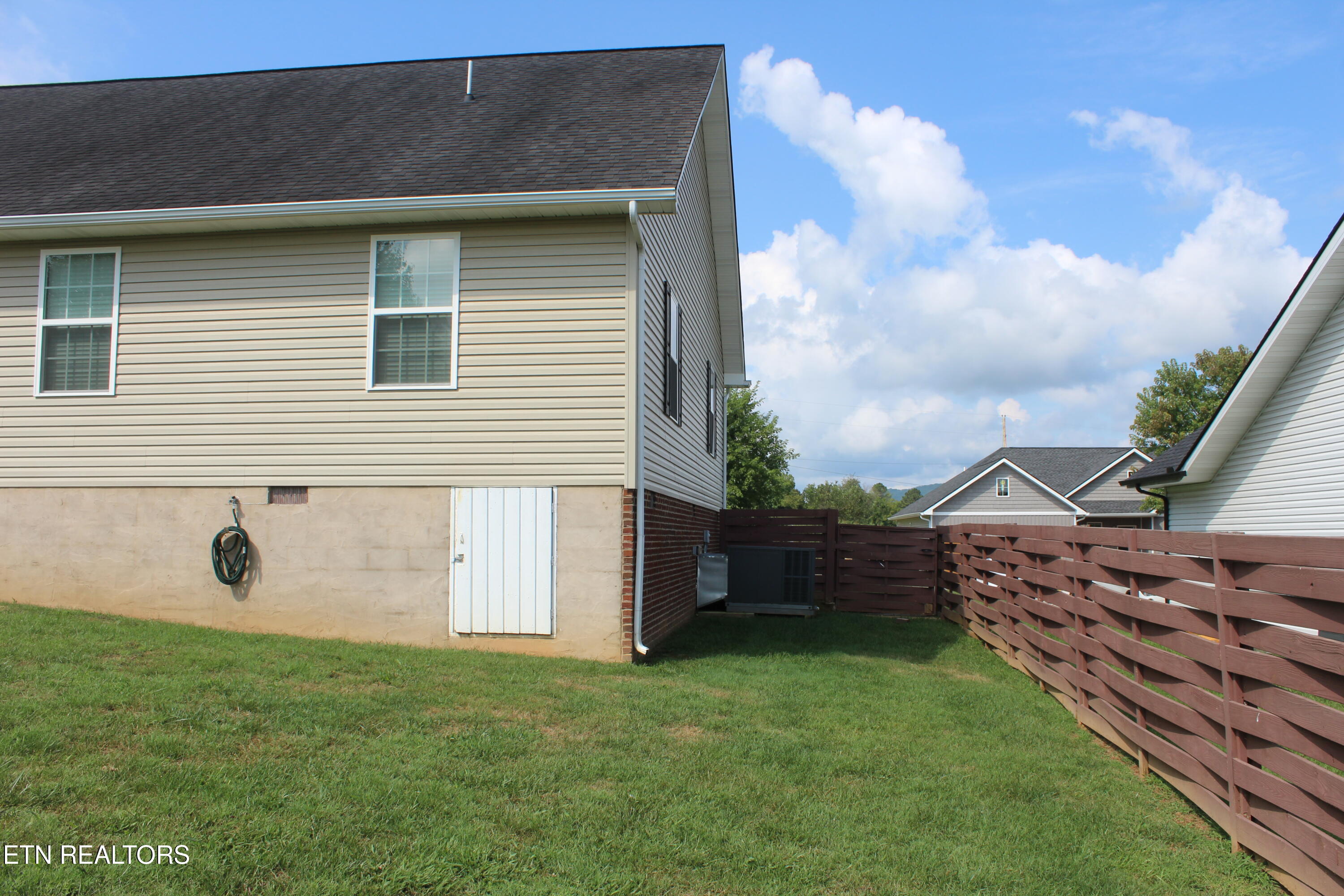 125 WEST Drive, LaFollette