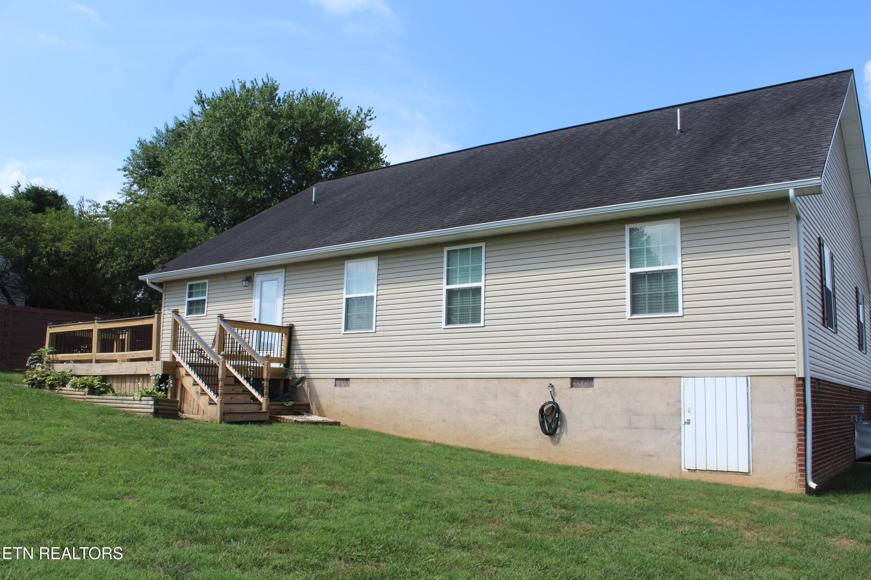 125 WEST Drive, LaFollette