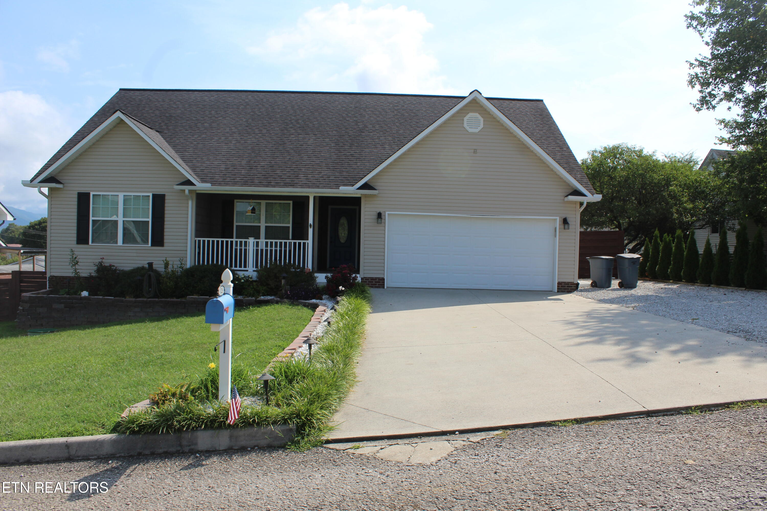 125 WEST Drive, LaFollette