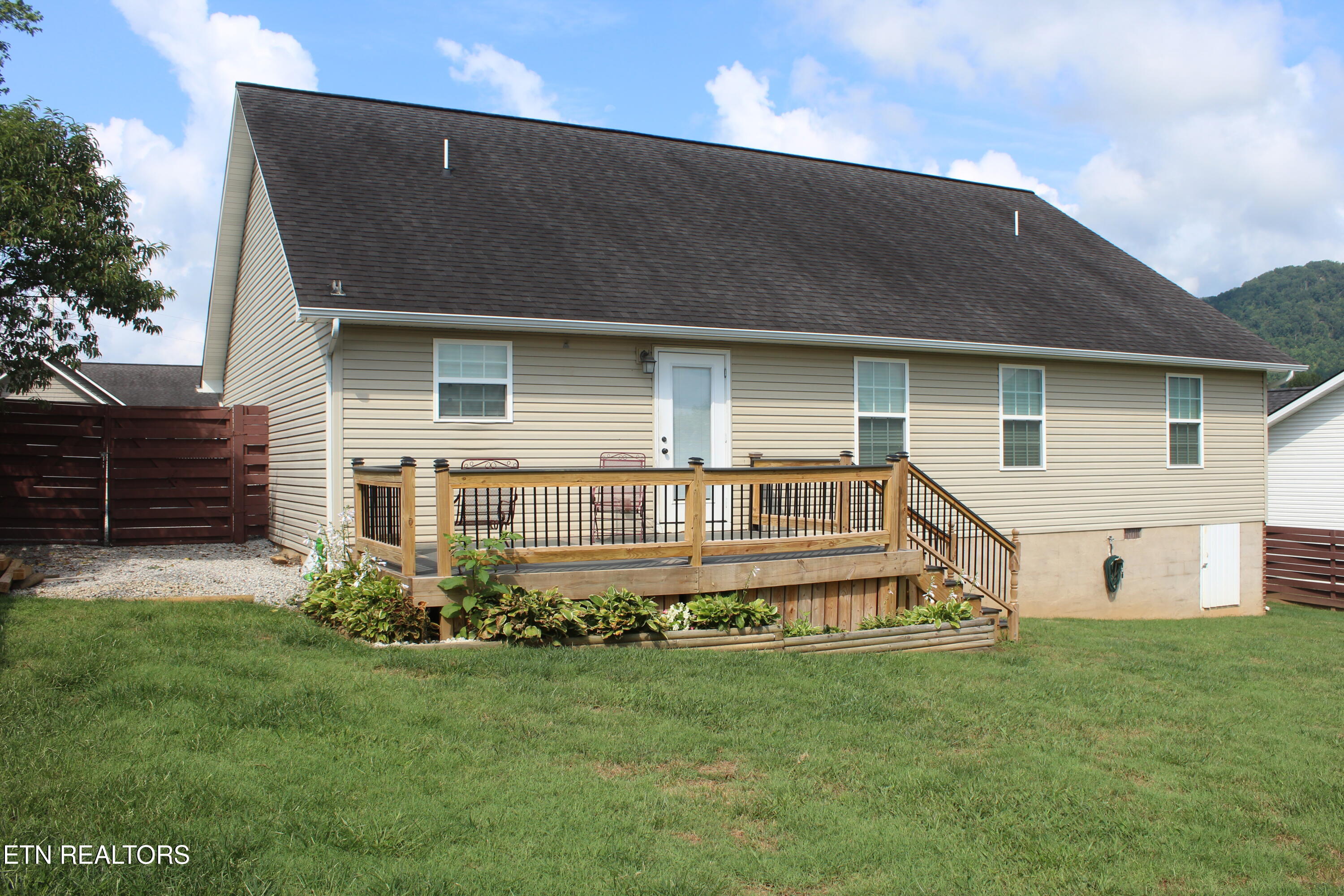 125 WEST Drive, LaFollette