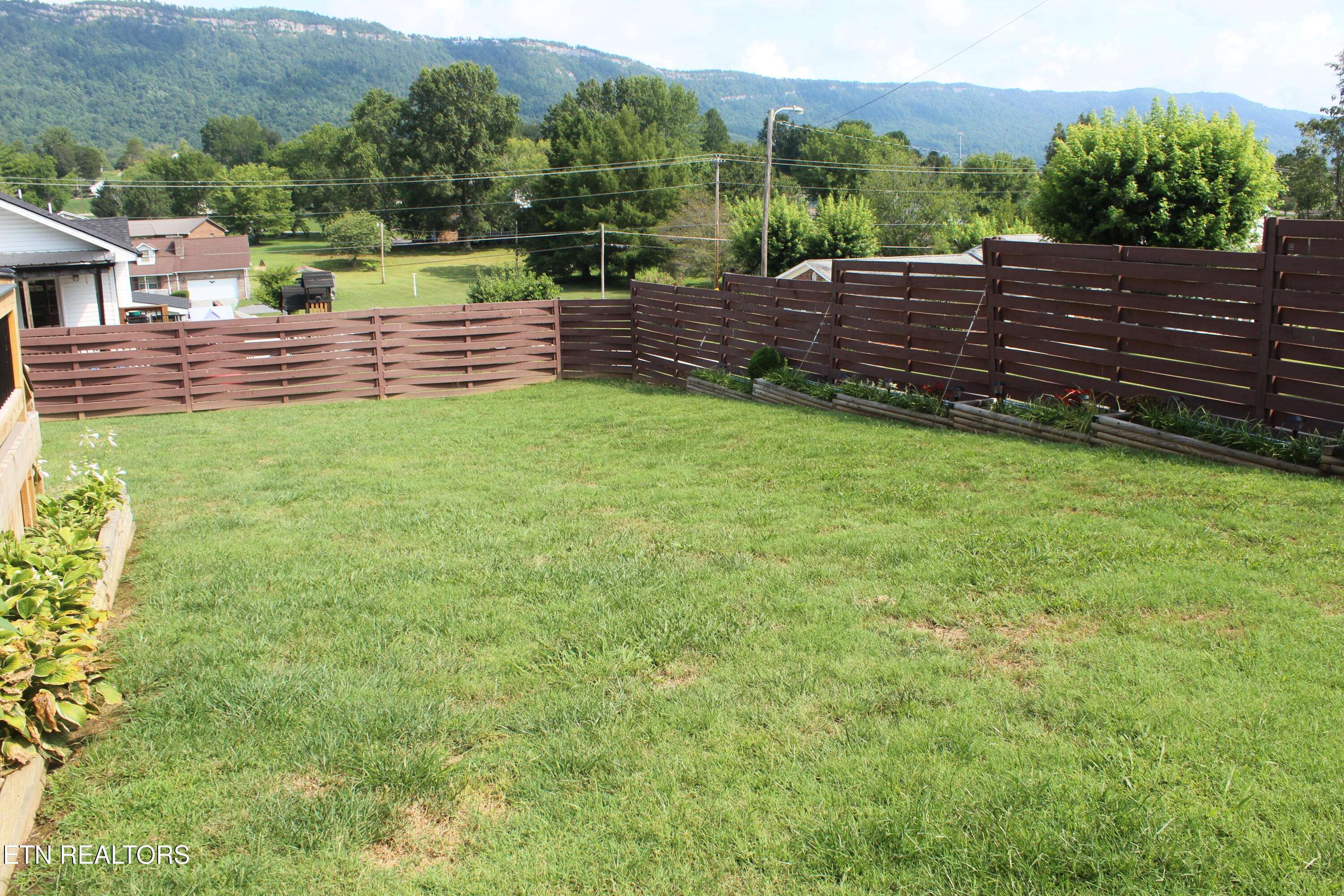 125 WEST Drive, LaFollette