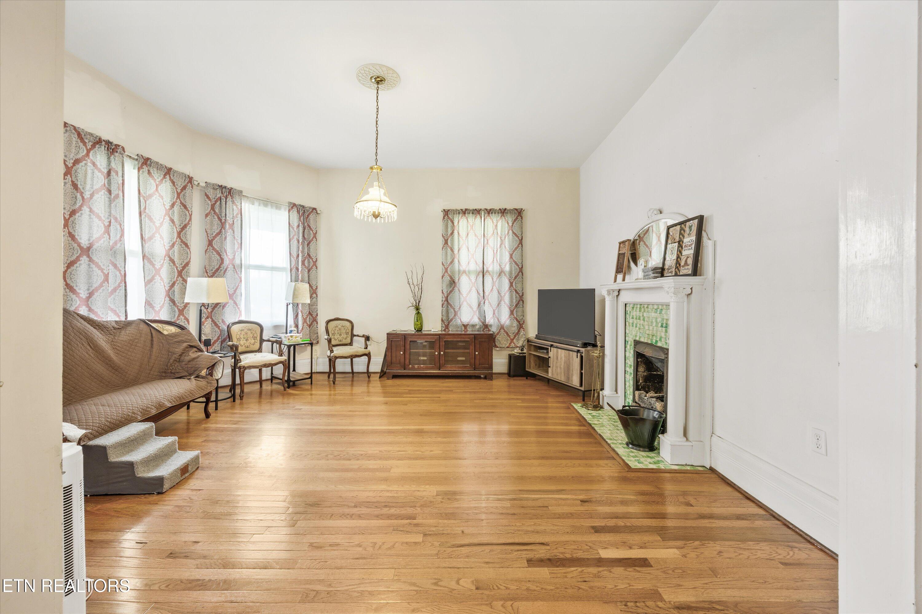 502 Main St