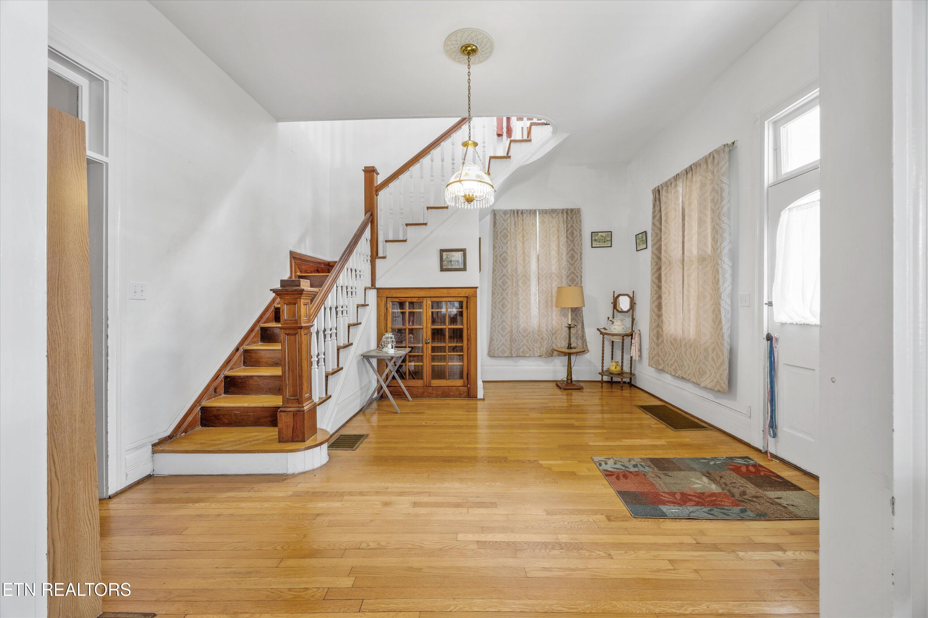 502 Main St