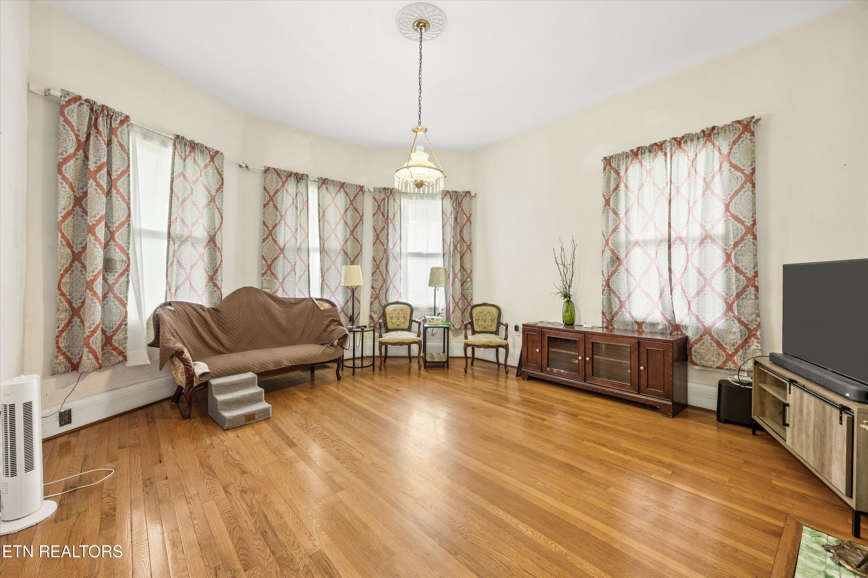 502 Main St