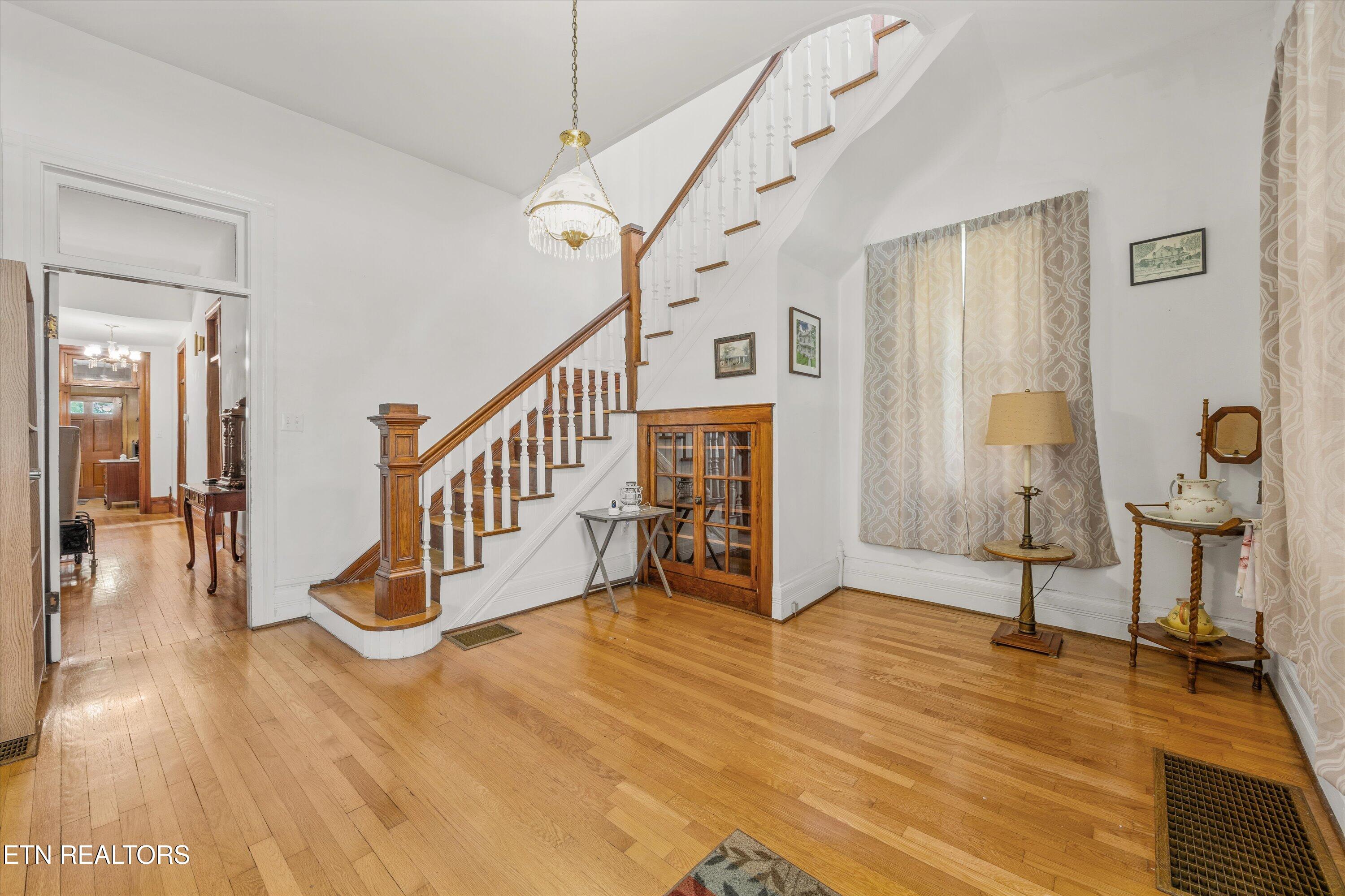 502 Main St