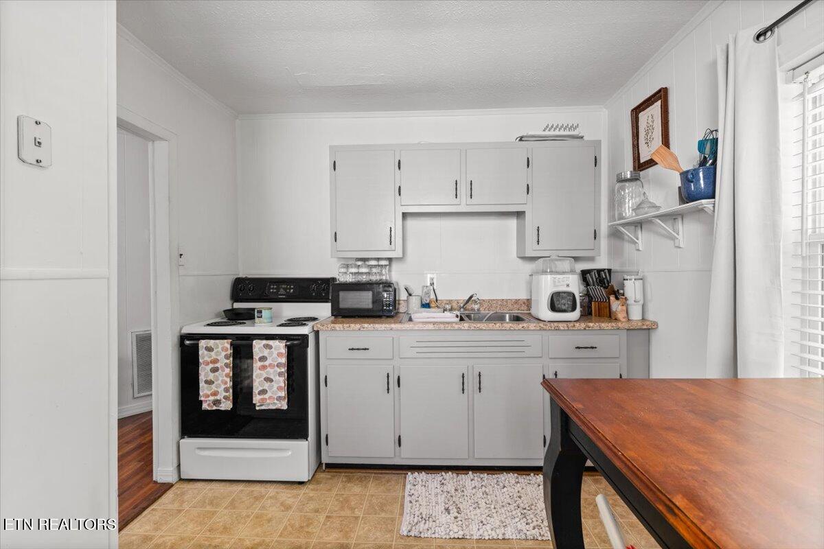 411 E Chestnut St, LaFollette