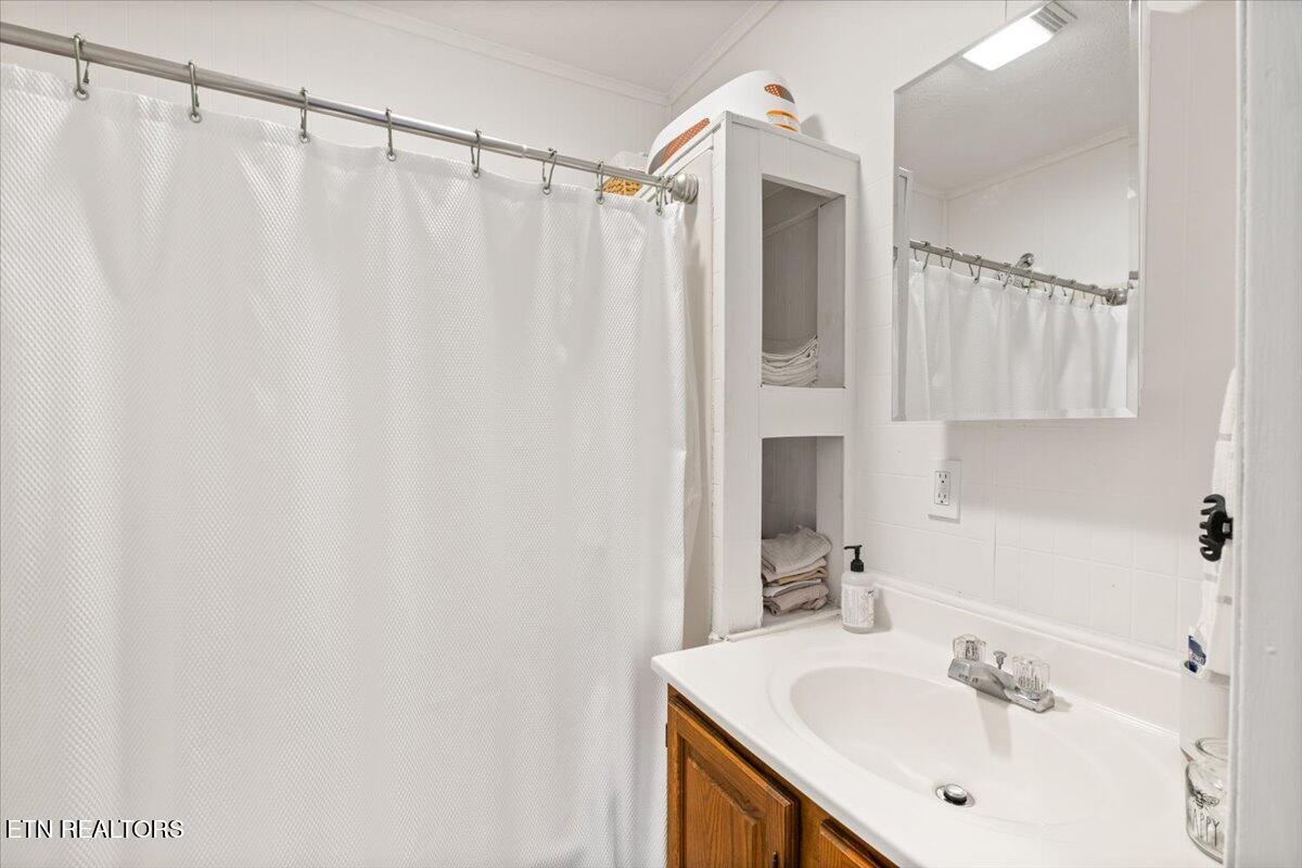 411 E Chestnut St, LaFollette