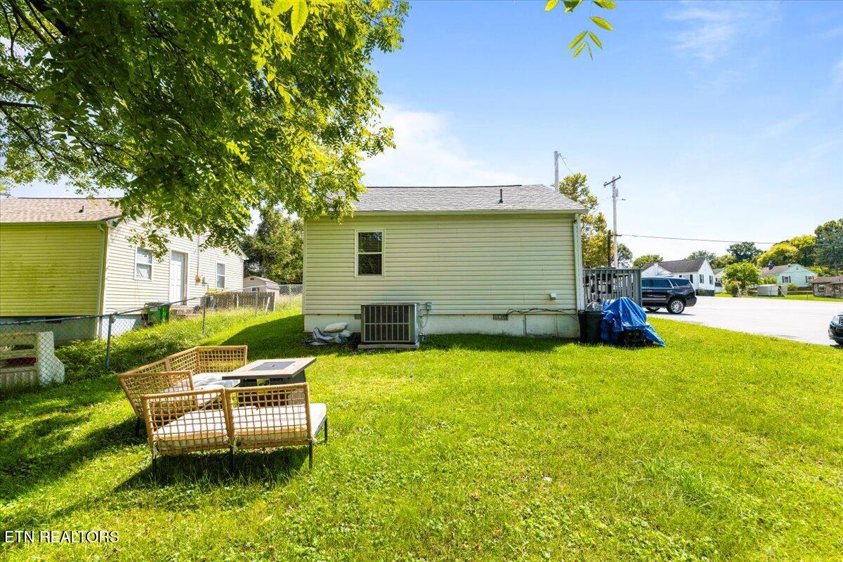 411 E Chestnut St, LaFollette