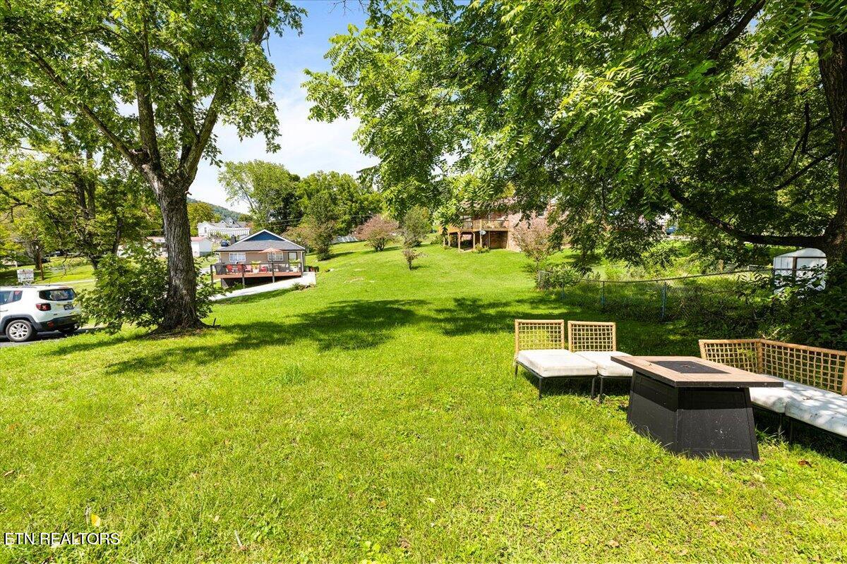 411 E Chestnut St, LaFollette