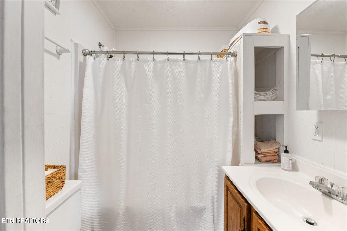 411 E Chestnut St, LaFollette