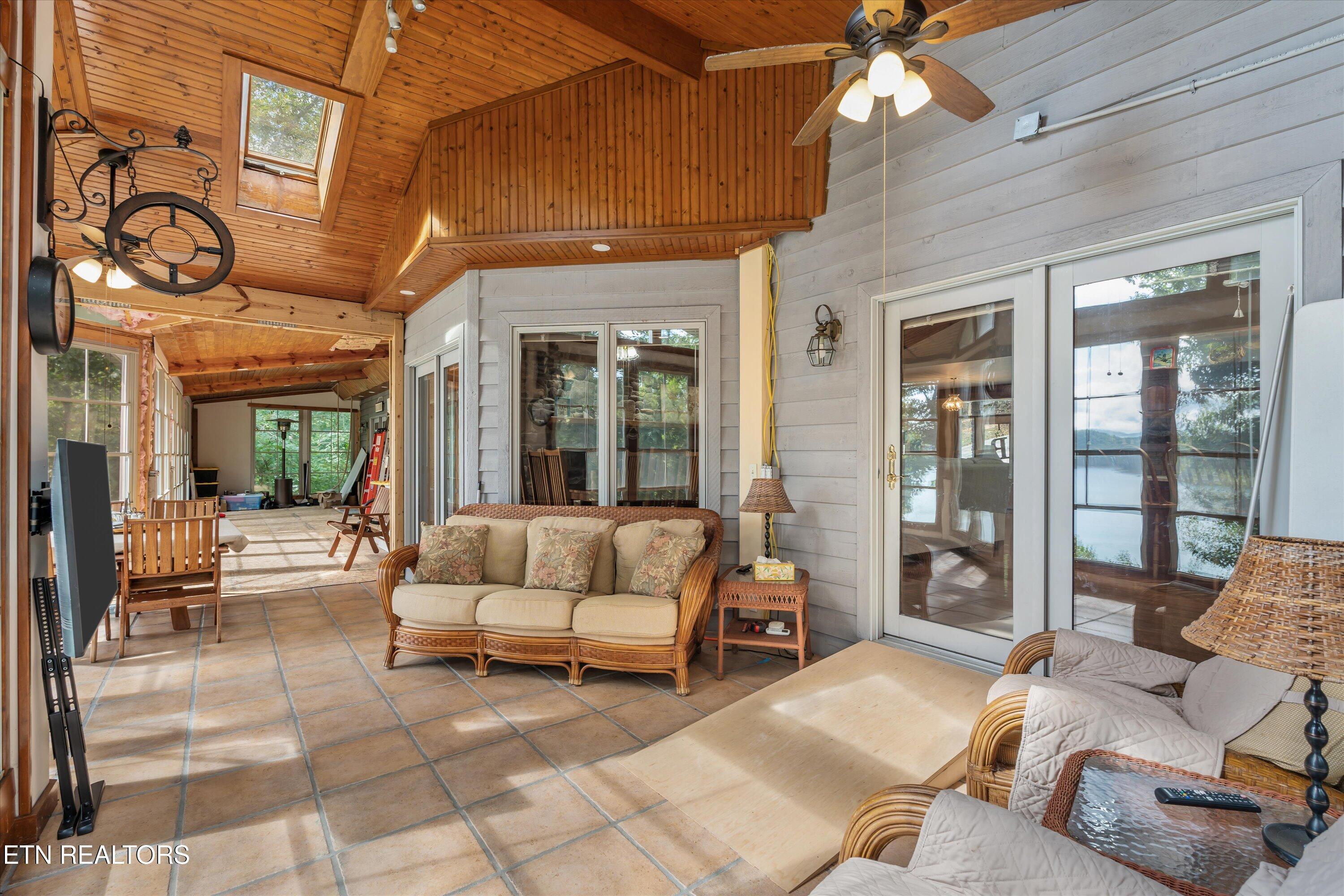 489 Fox Lake Lane, LaFollette