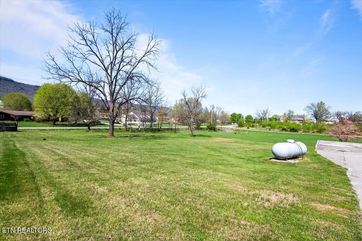 121 E Village Circle, LaFollette