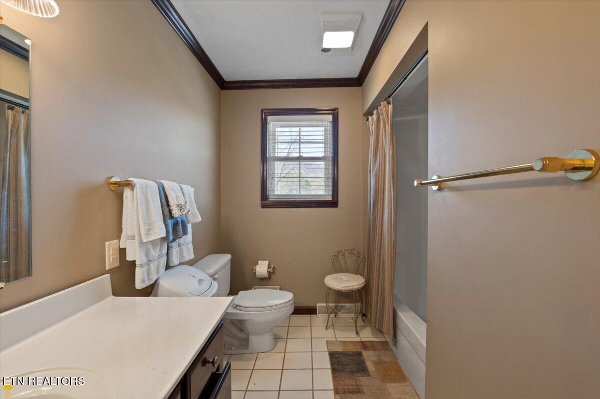 121 E Village Circle, LaFollette