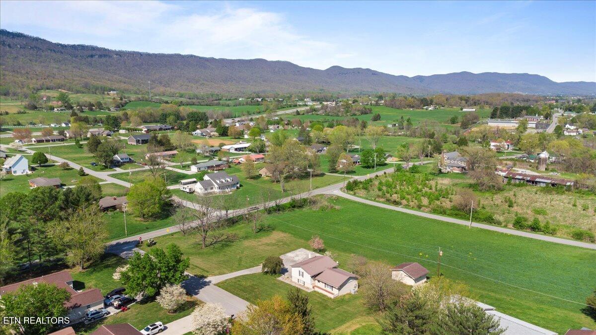 121 E Village Circle, LaFollette