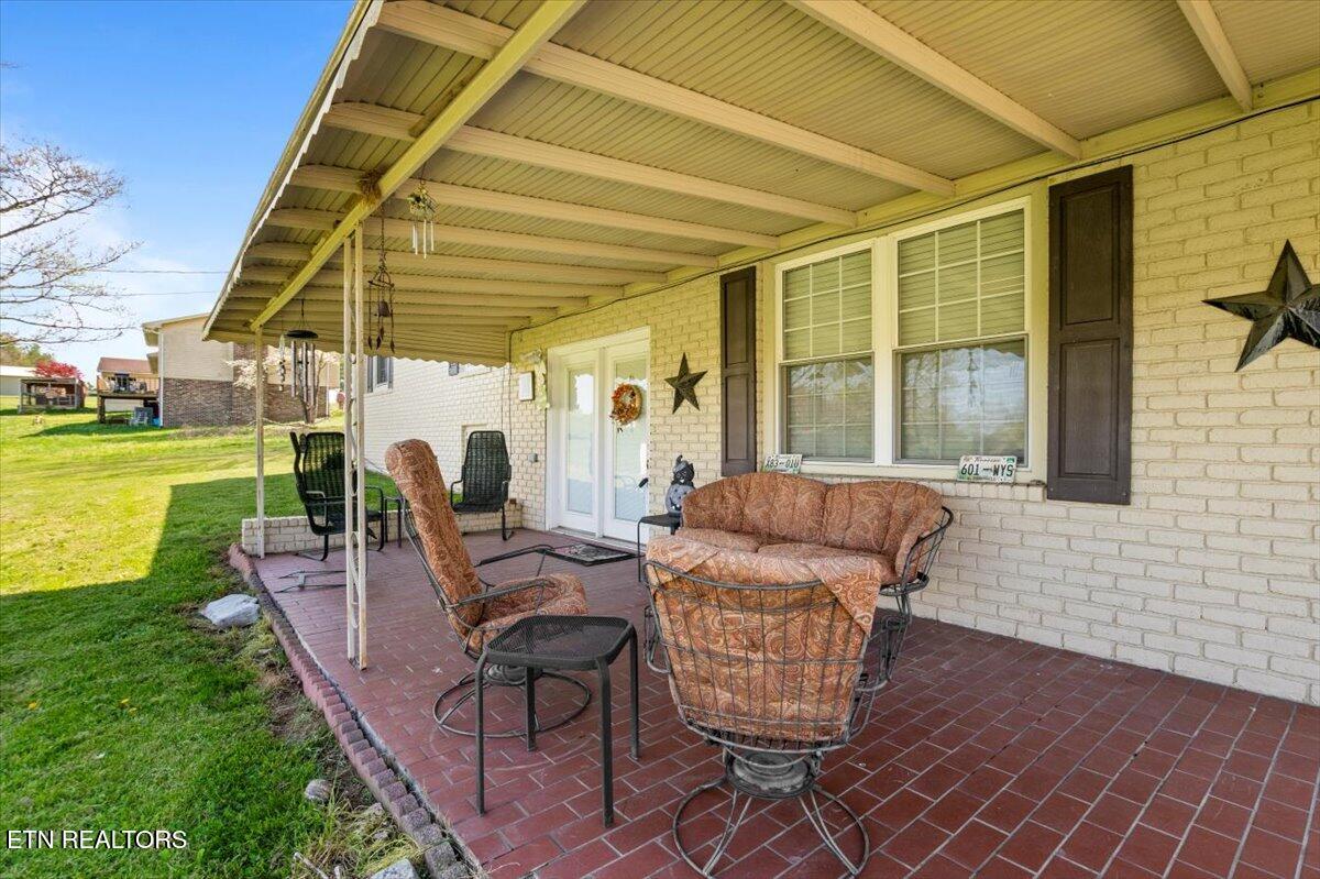 121 E Village Circle, LaFollette