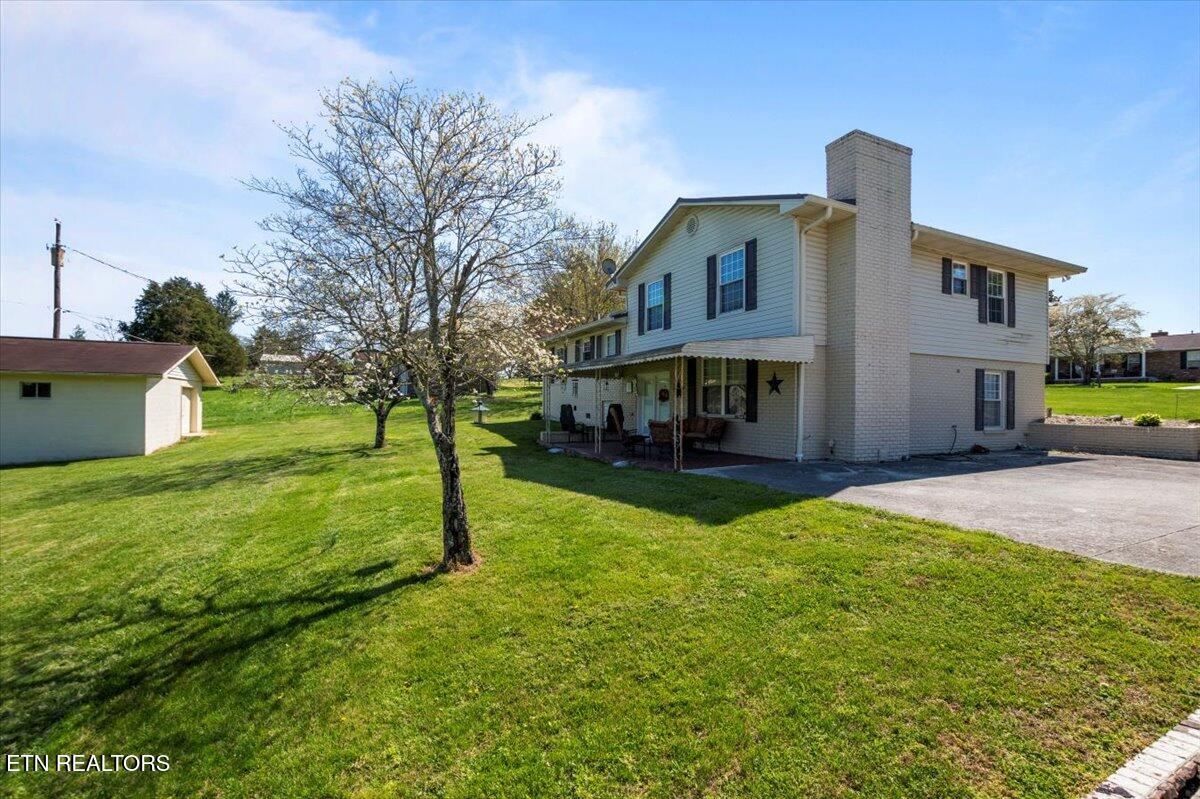 121 E Village Circle, LaFollette