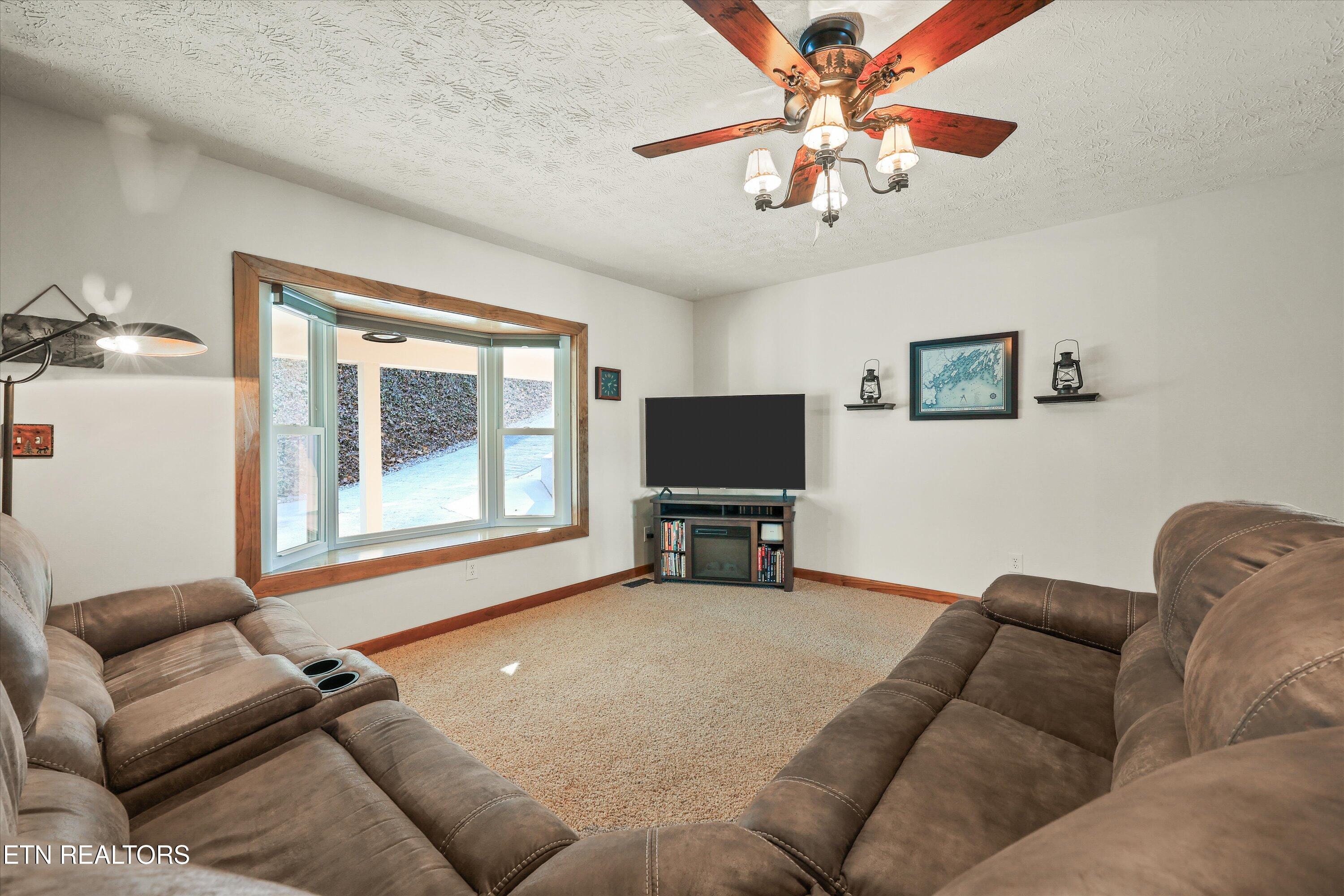 845 Yoakum Hollow Rd