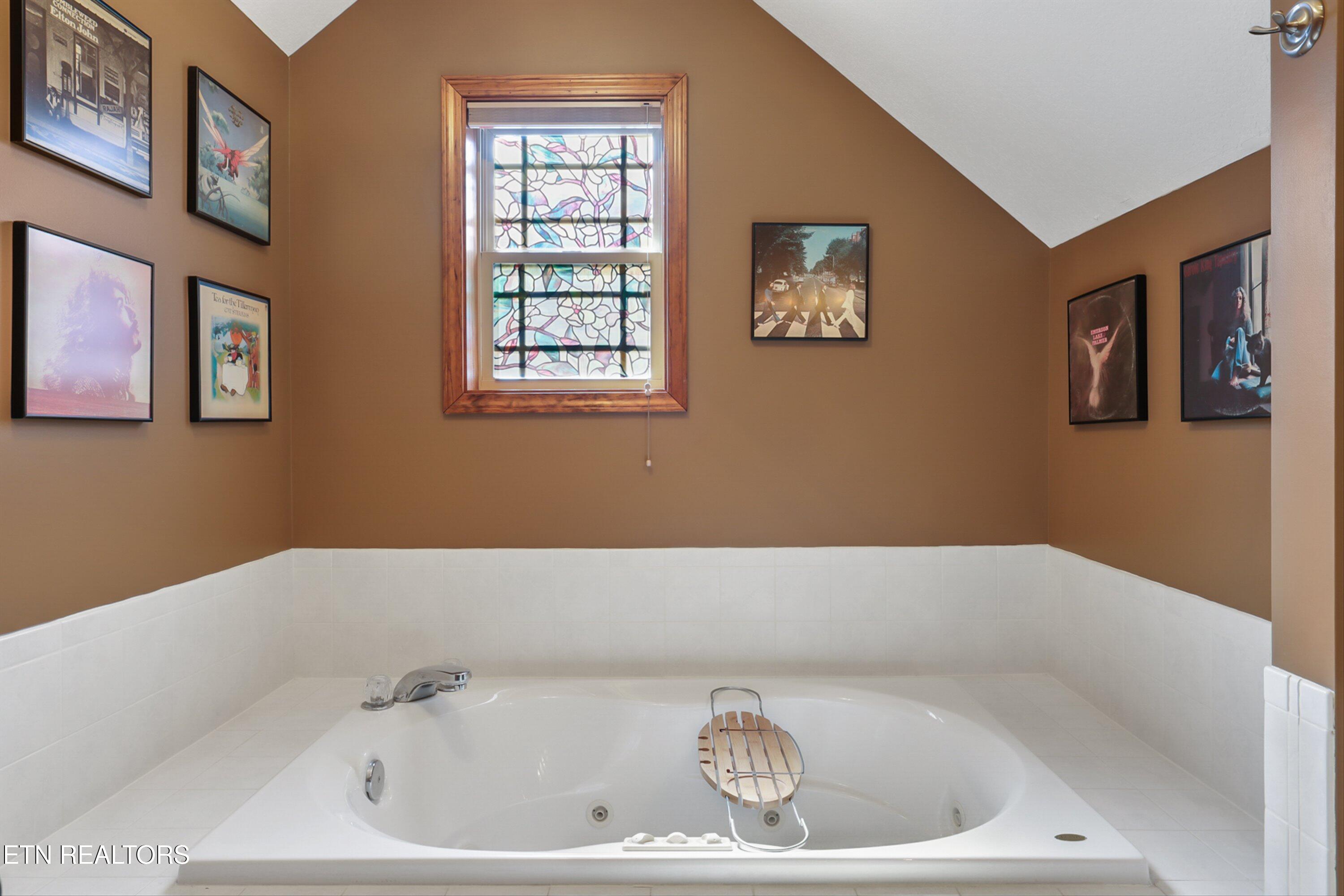 891 Yoakum Hollow Rd