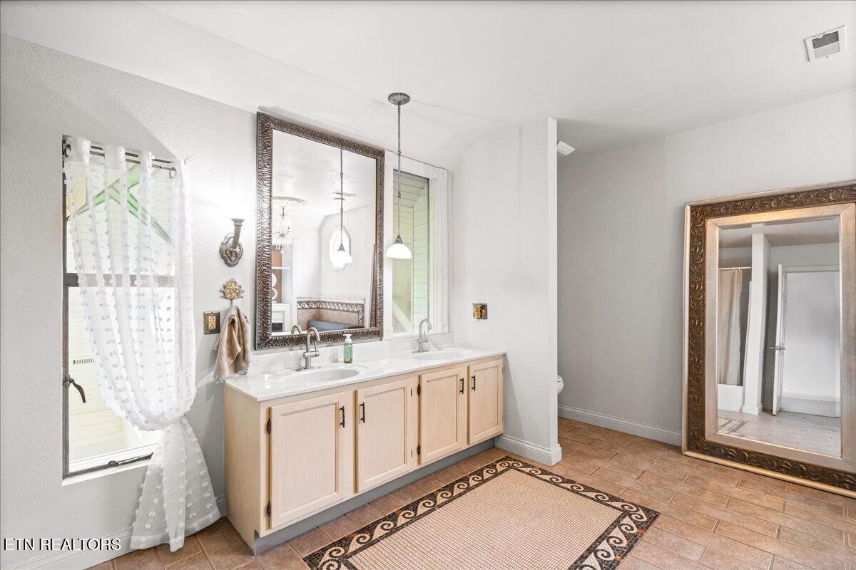 700 Shanghai Landing Lane 11, LaFollette Unit: 11