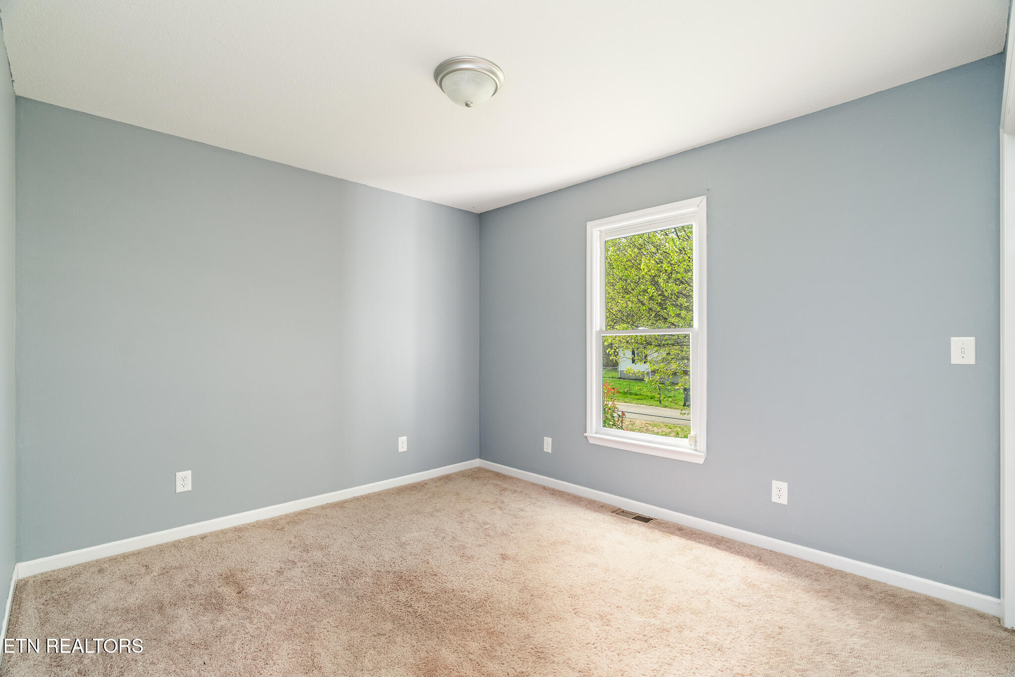 109 Miles Lane, LaFollette