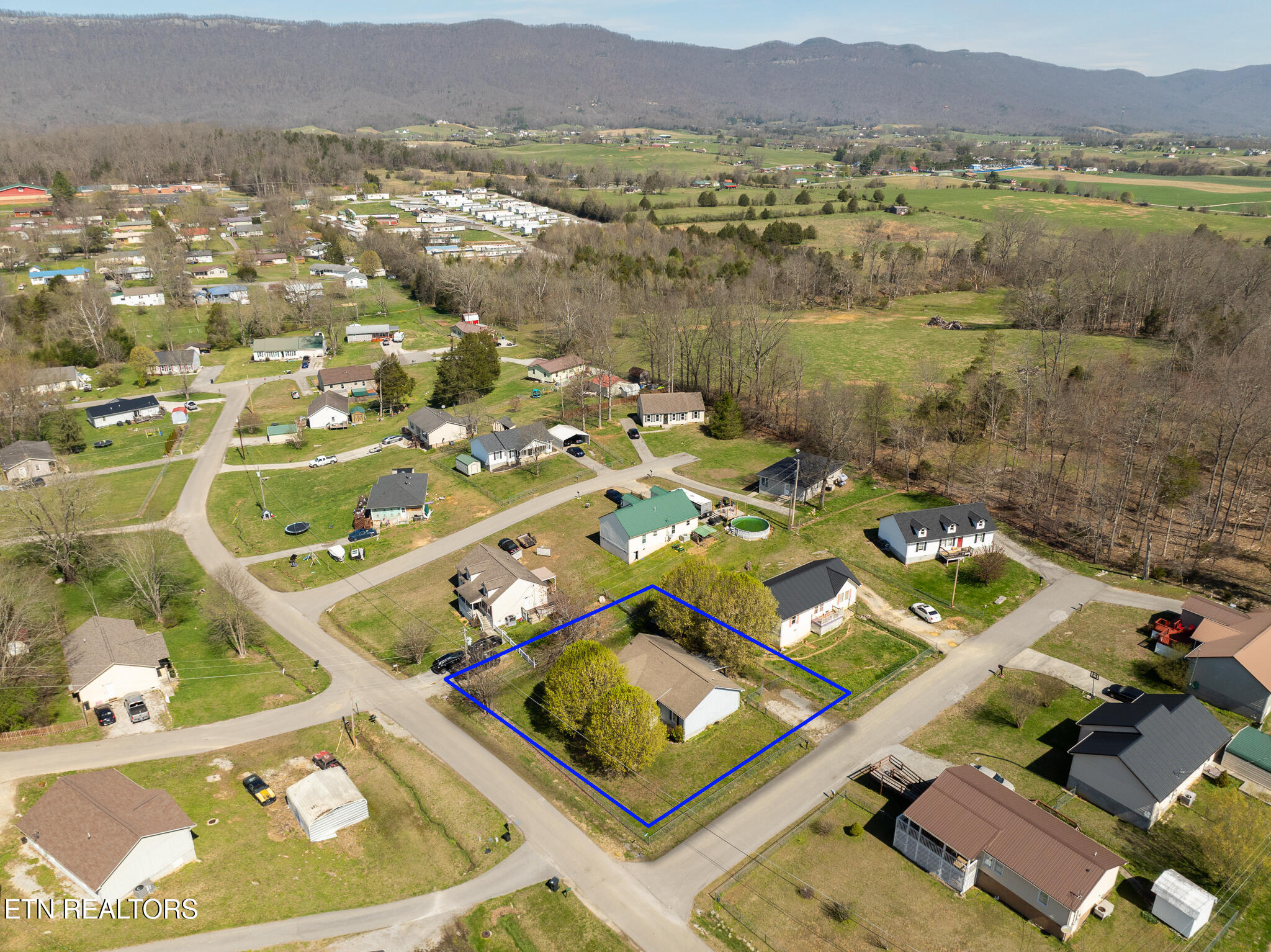 109 Miles Lane, LaFollette