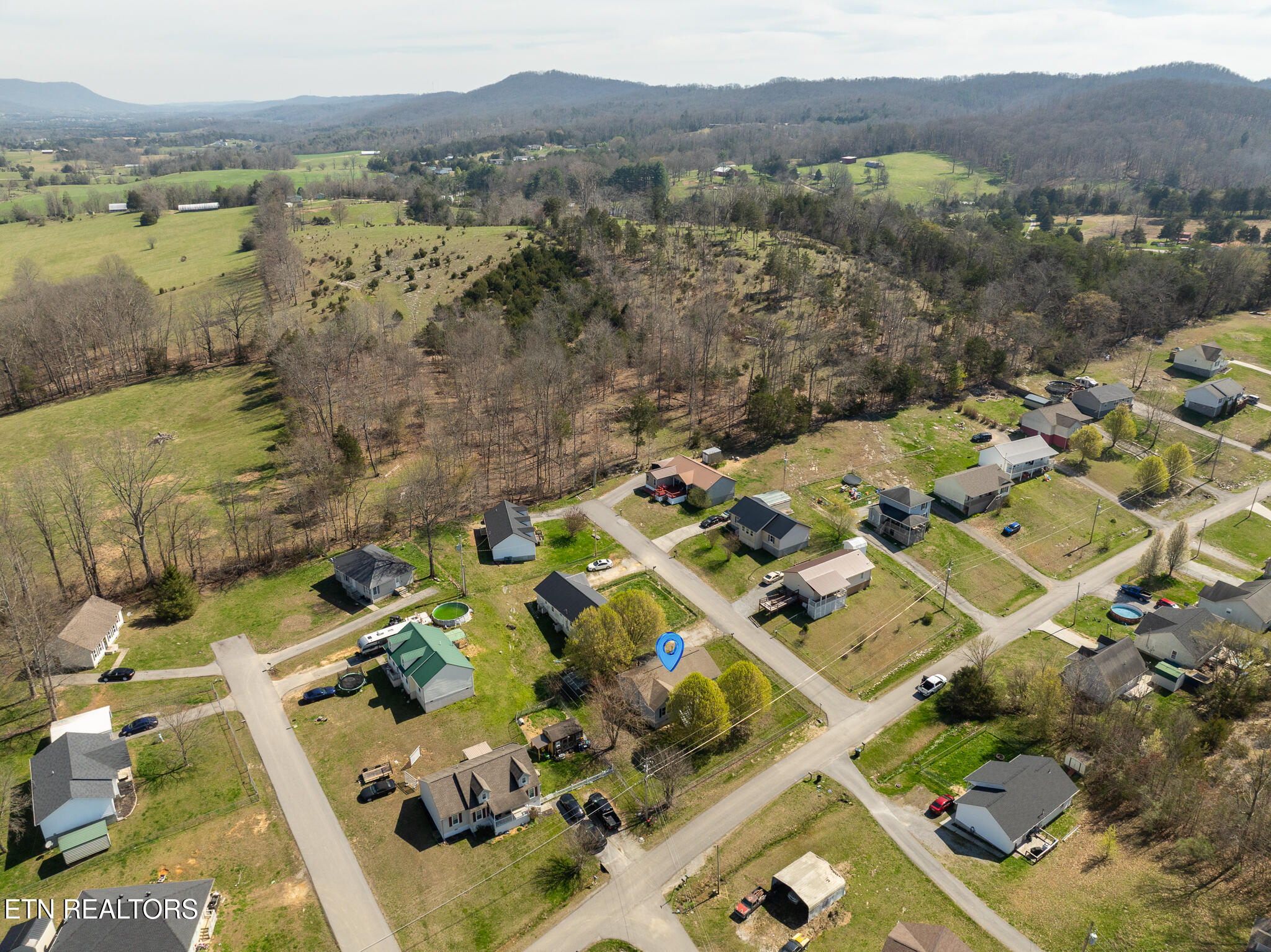 109 Miles Lane, LaFollette