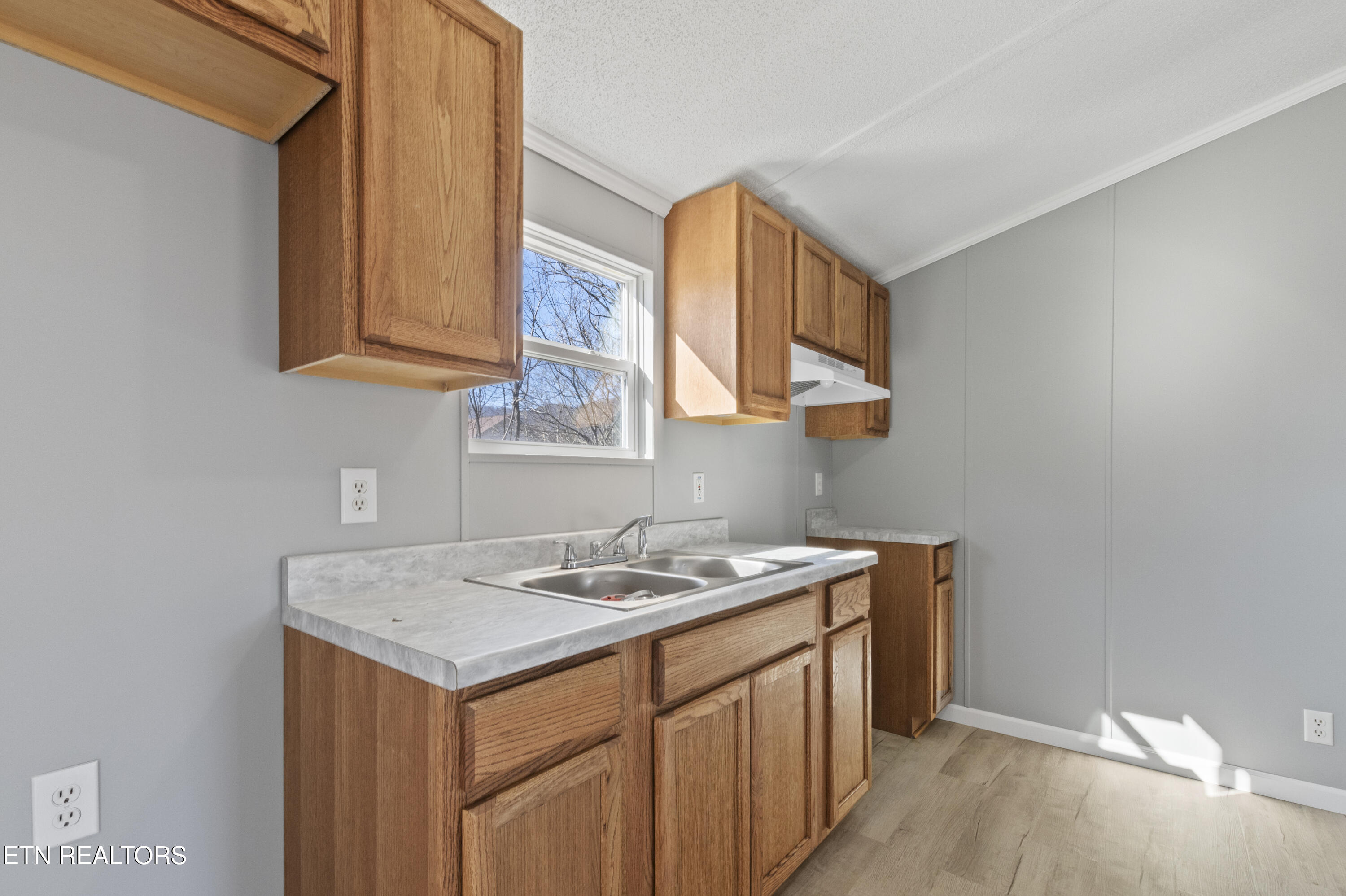 715 E Beech St, LaFollette