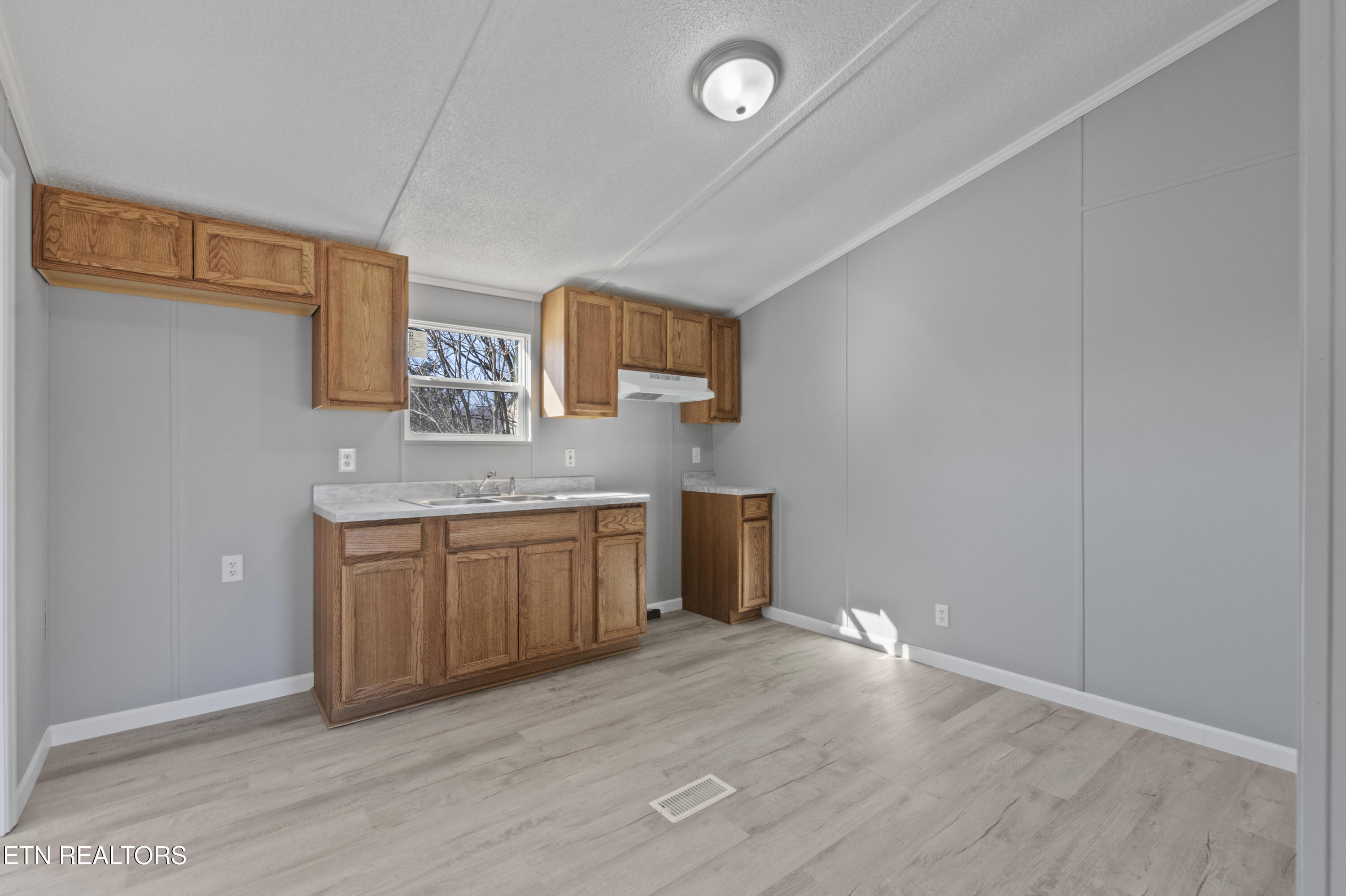 715 E Beech St, LaFollette