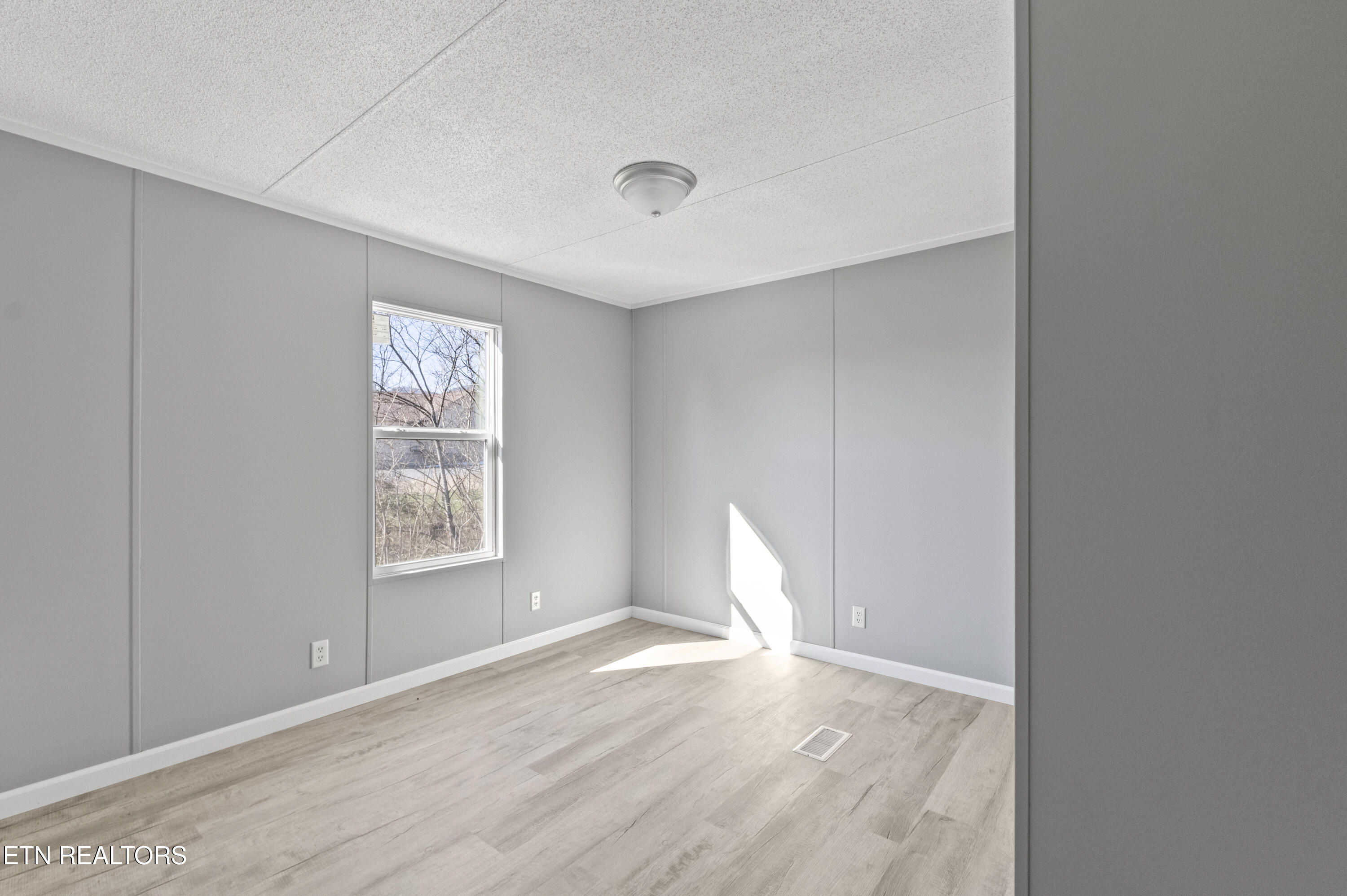 715 E Beech St, LaFollette