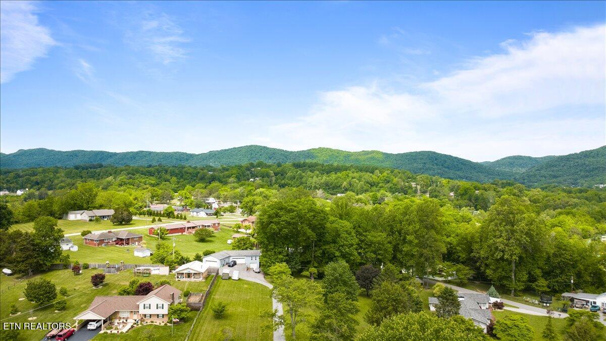 322 Shoreline Circle, LaFollette