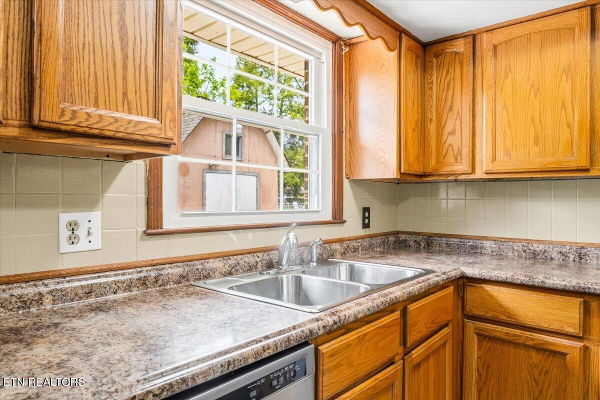 322 Shoreline Circle, LaFollette