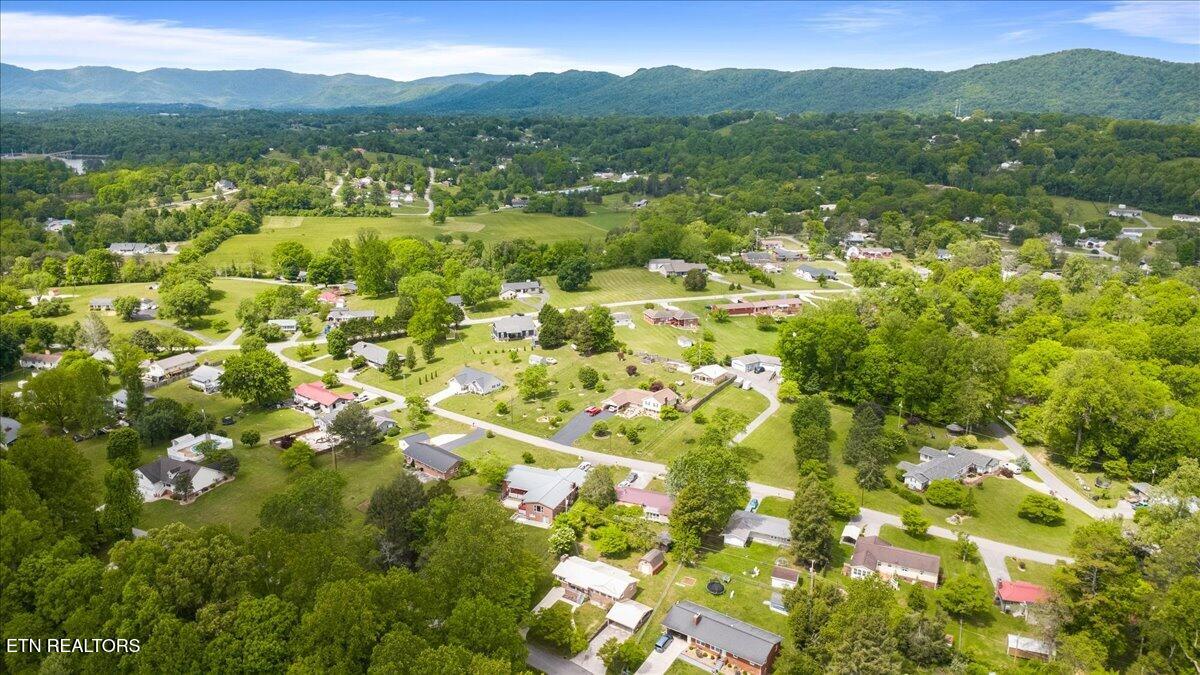 322 Shoreline Circle, LaFollette