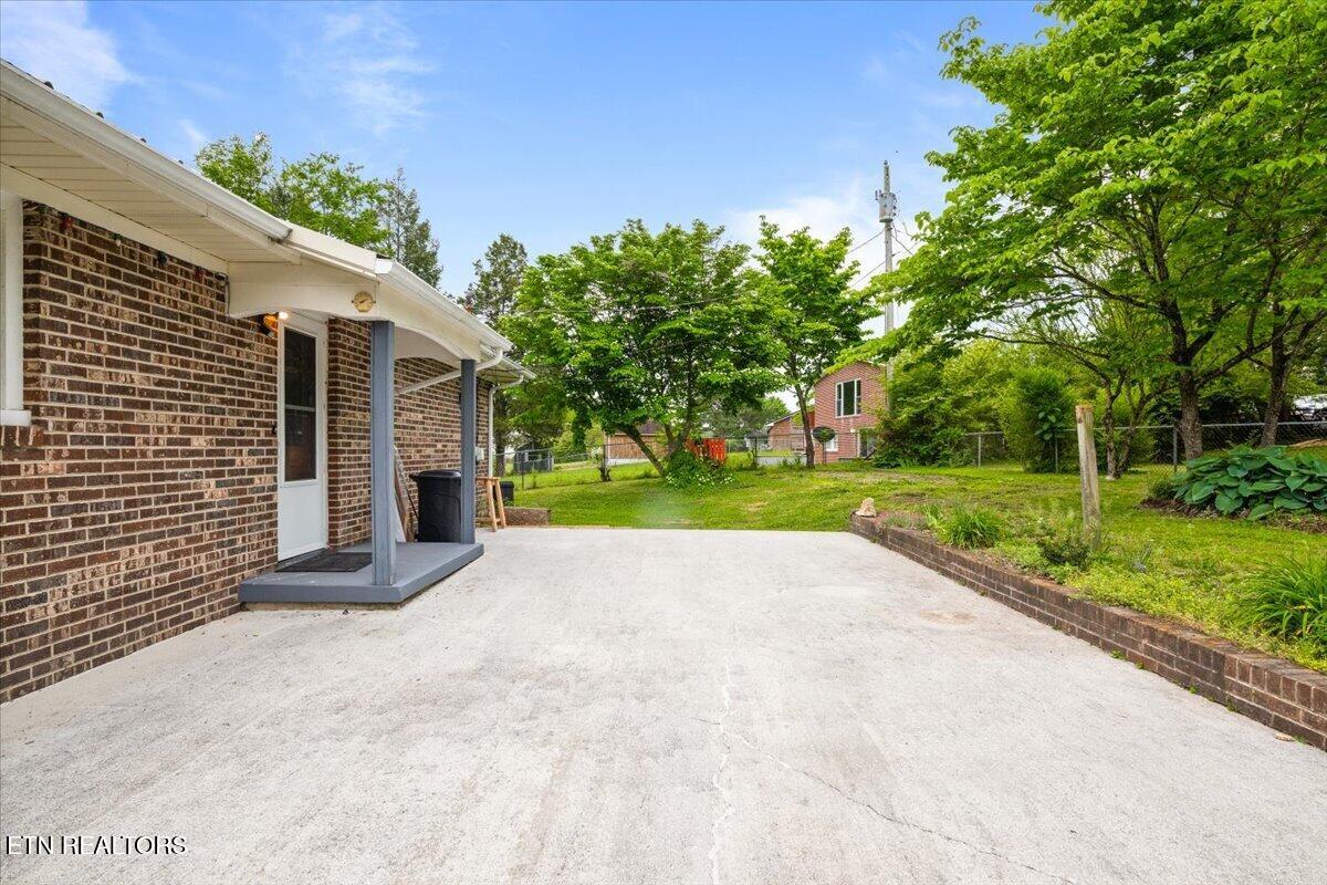 322 Shoreline Circle, LaFollette