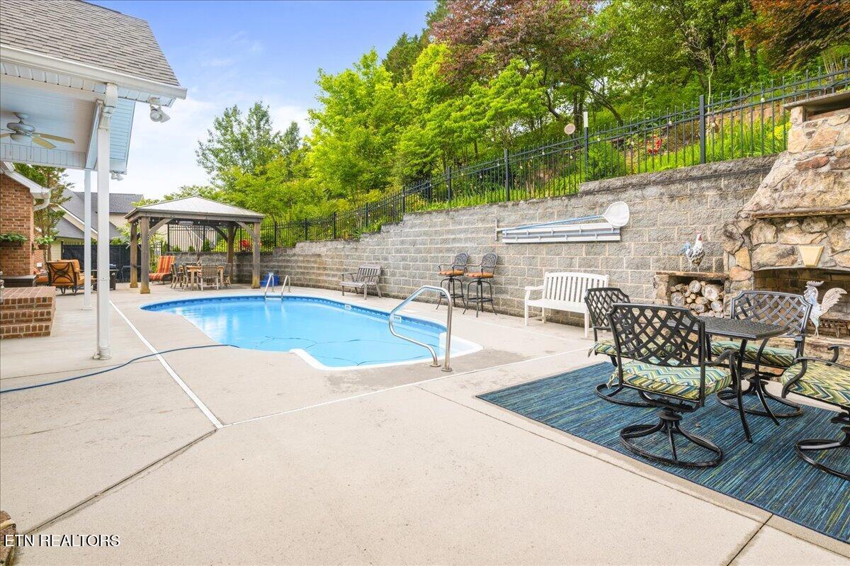 48 Riverside Drive