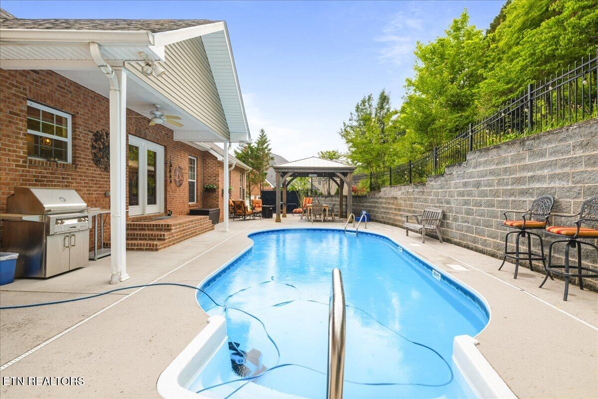 48 Riverside Drive