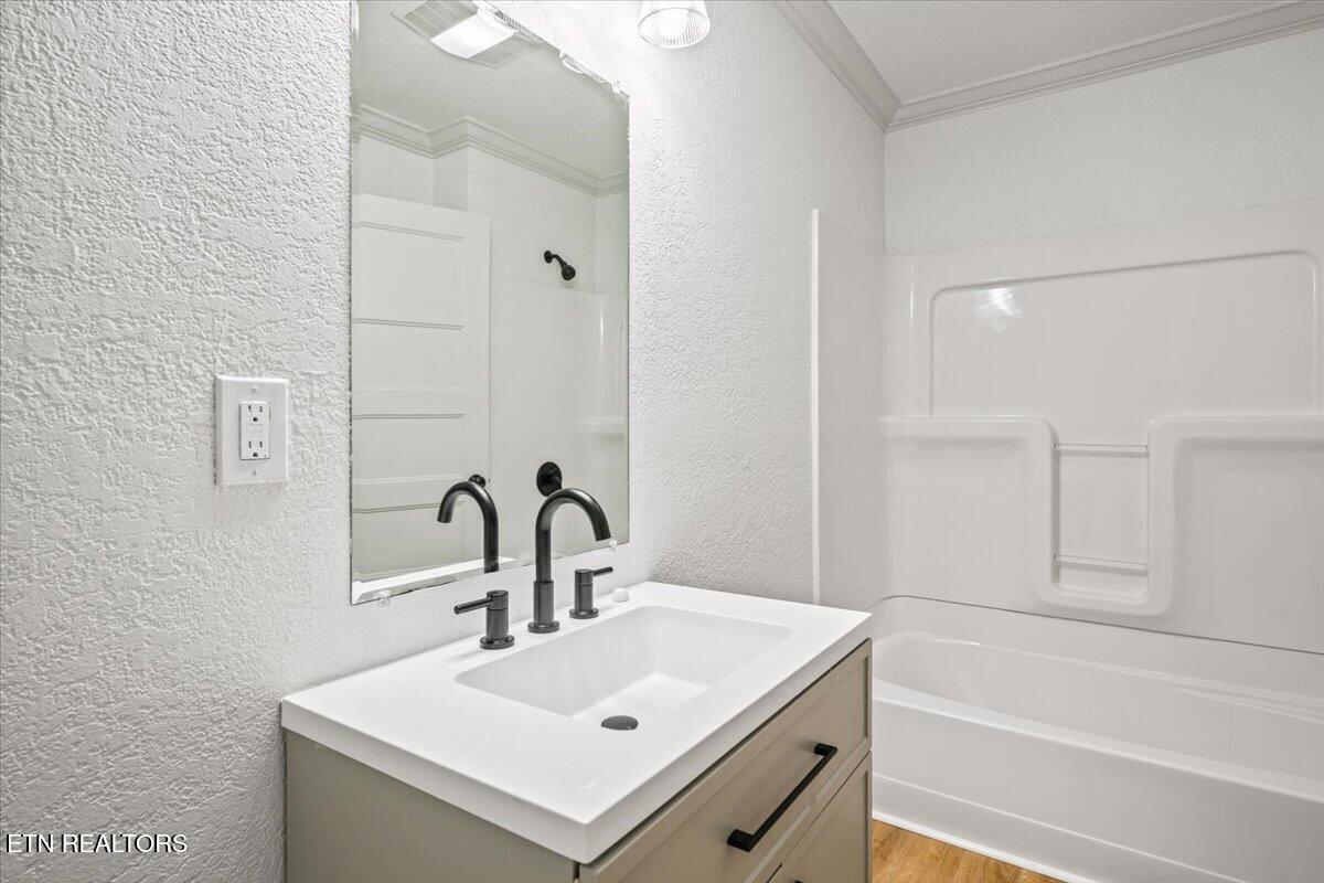 922 W Central Ave, LaFollette