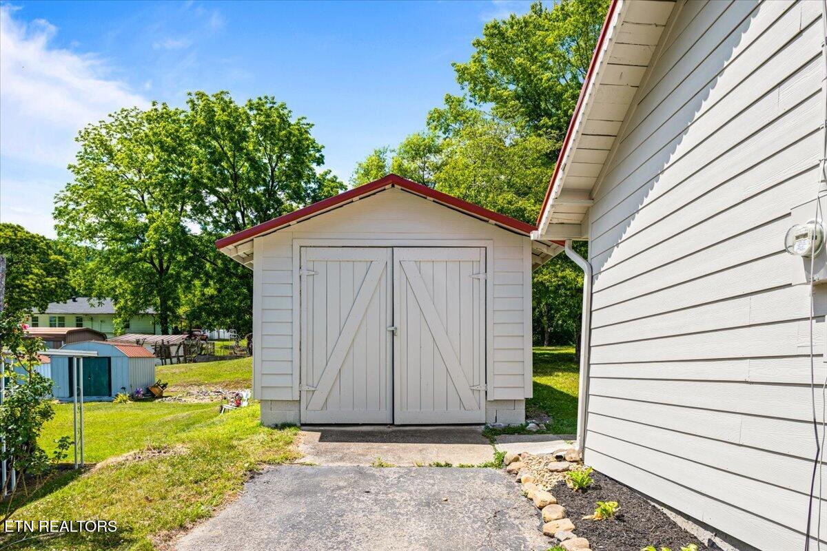 922 W Central Ave, LaFollette