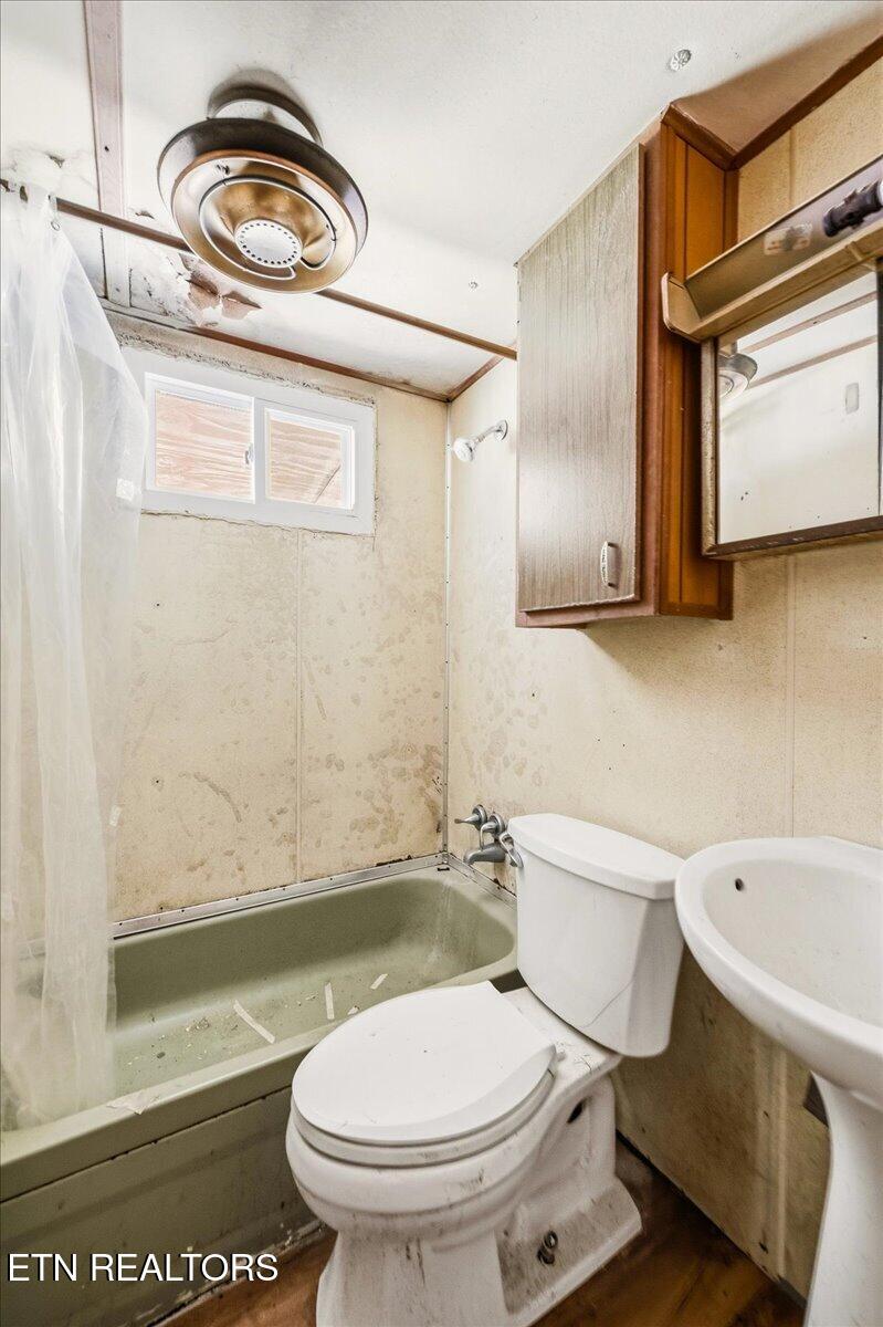 123 Sweat Lane, LaFollette