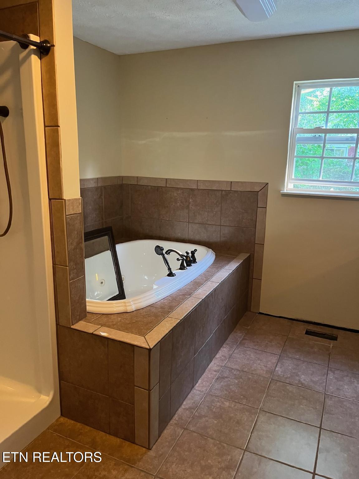 304 Shoreline Circle, LaFollette