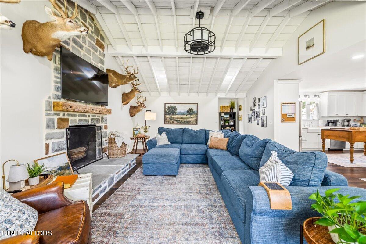 211 Pump Hollow Rd