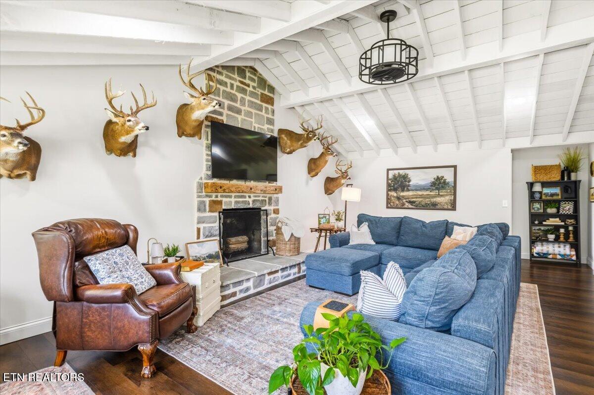 211 Pump Hollow Rd