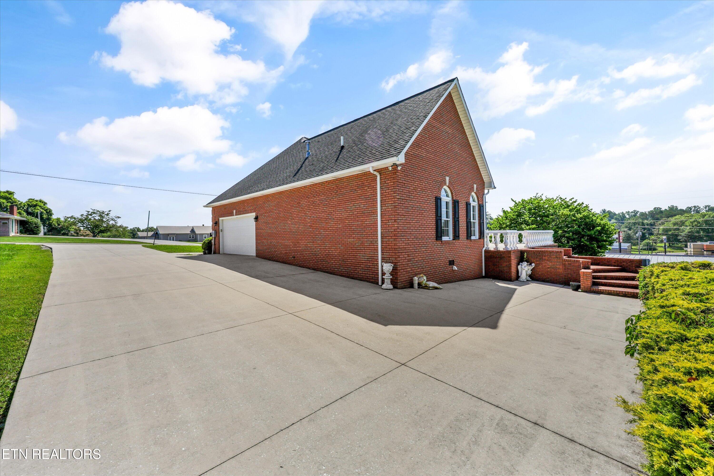 111 Colonial Hts, LaFollette