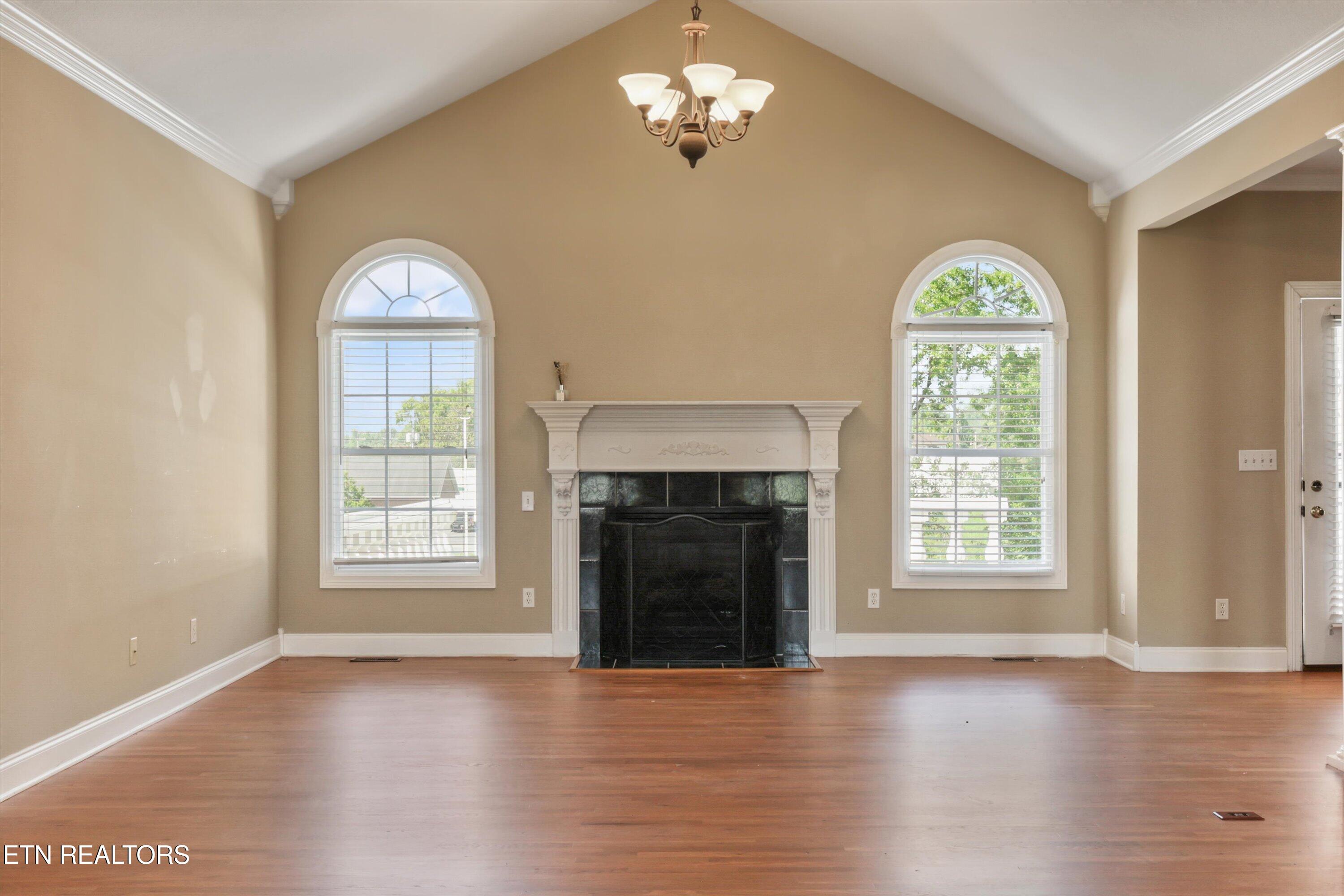 111 Colonial Hts, LaFollette